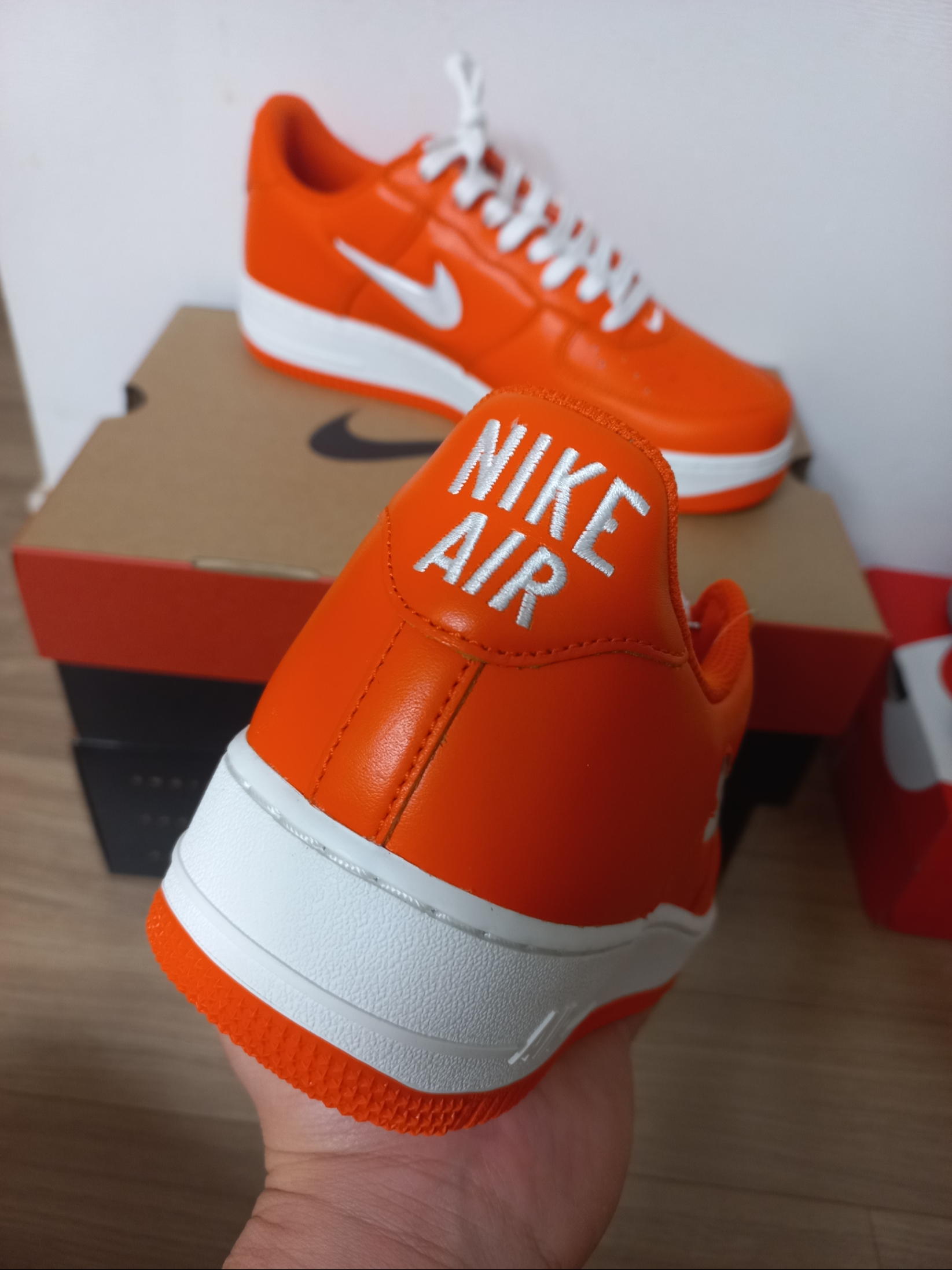 Nike Air Force 1 Low Retro Color of The Month Safety Orange 착용 스타일 - 2