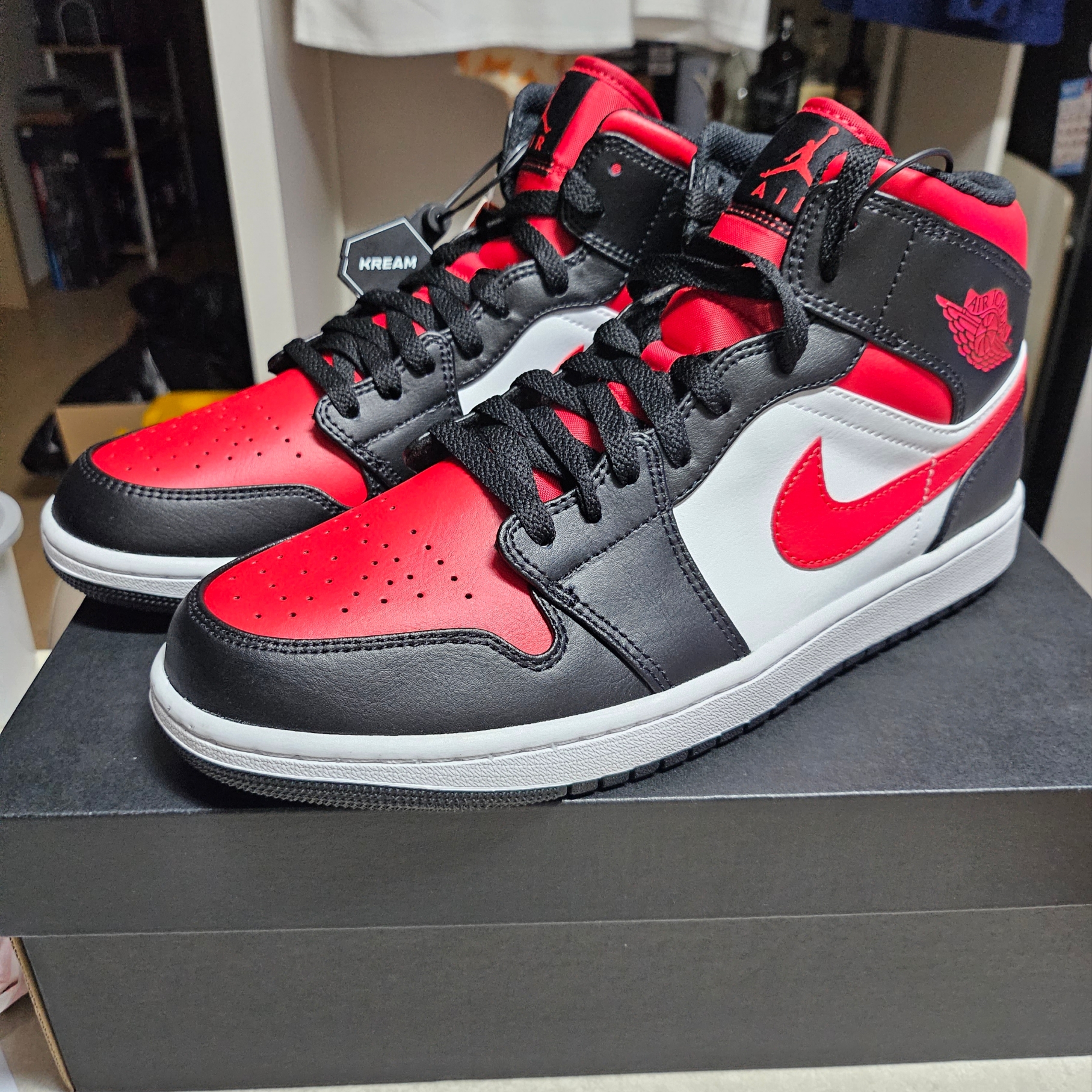 Jordan 1 Mid Black Fire Red 착용 스타일