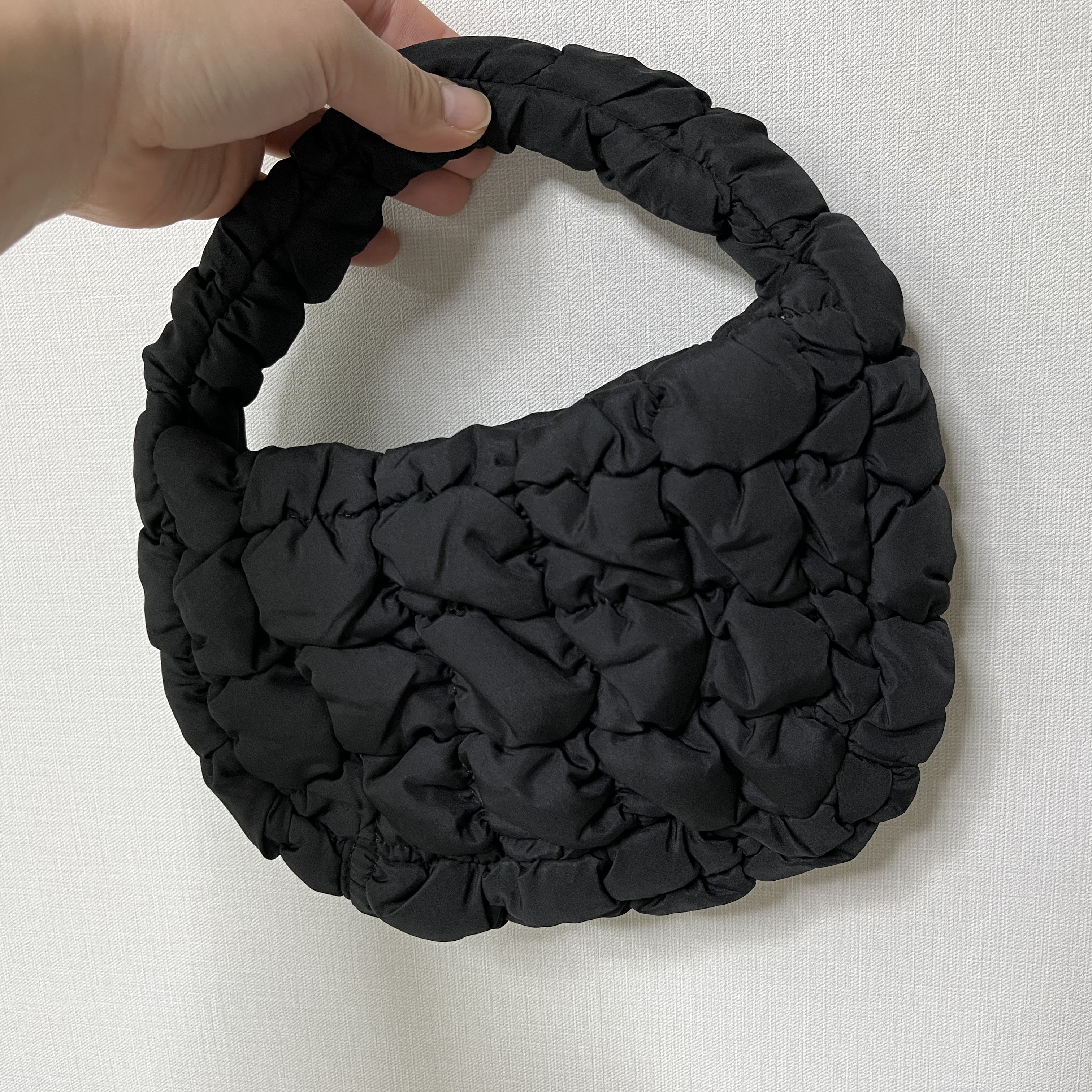 COS Quilted Micro Bag Black 착용 스타일