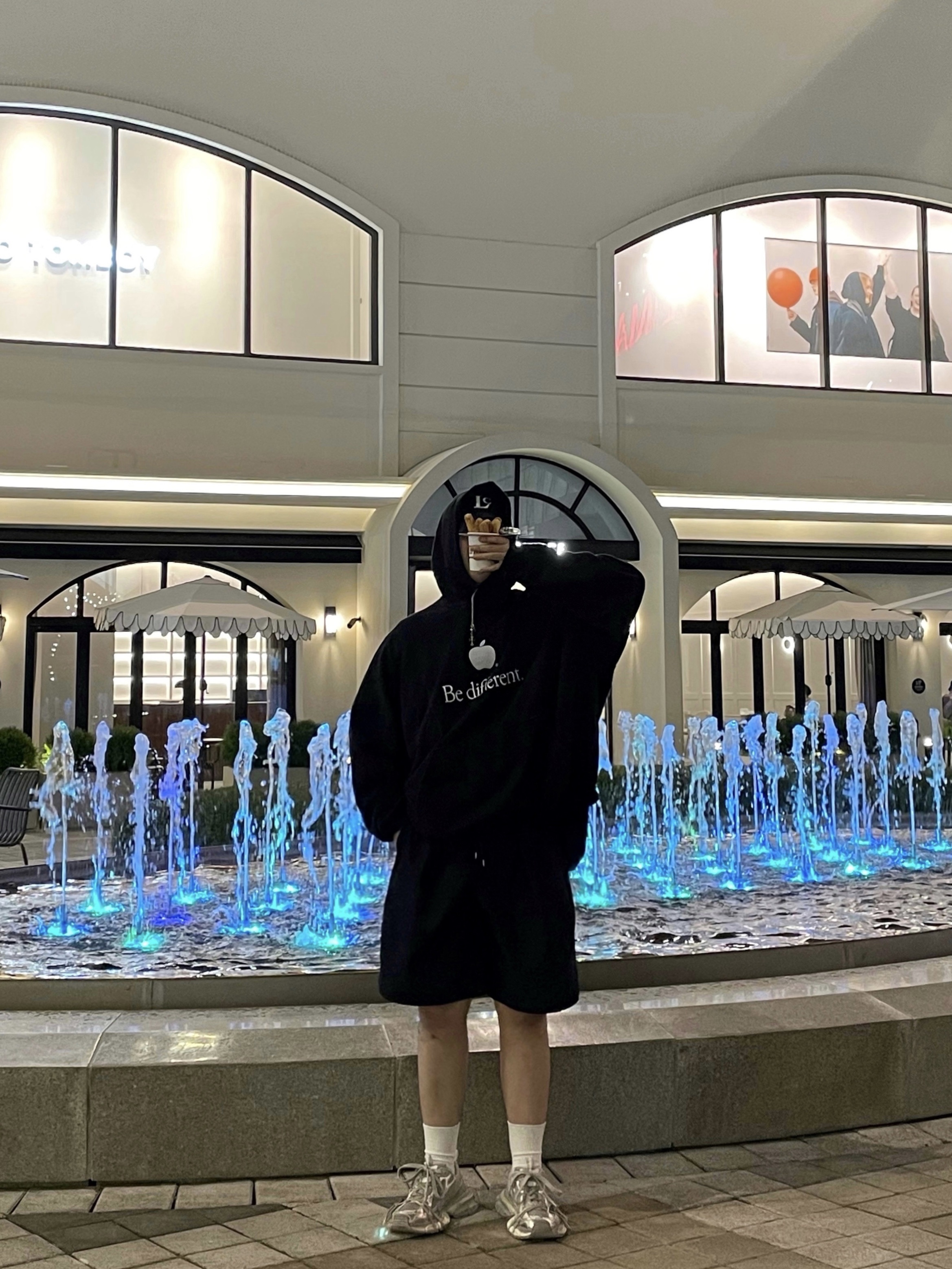 Balenciaga Be Different Hoodie Black, Balenciaga 3XL Sneakers Light Beige 착용 스타일
