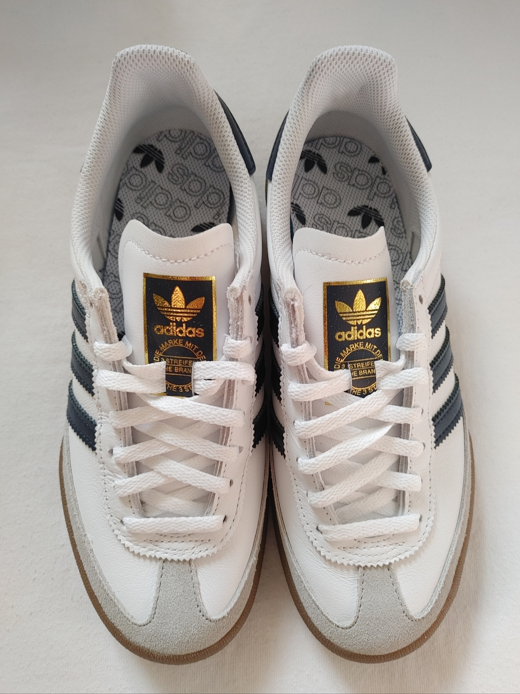 Adidas Jeans Cloud White Collegiate Navy Gum 착용 스타일 - 1