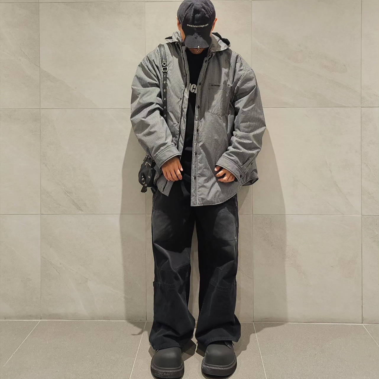 Balenciaga Nylon Padded Oversized Jacket Black, Balenciaga Cargo Pants Faded Black 착용 스타일 - 1