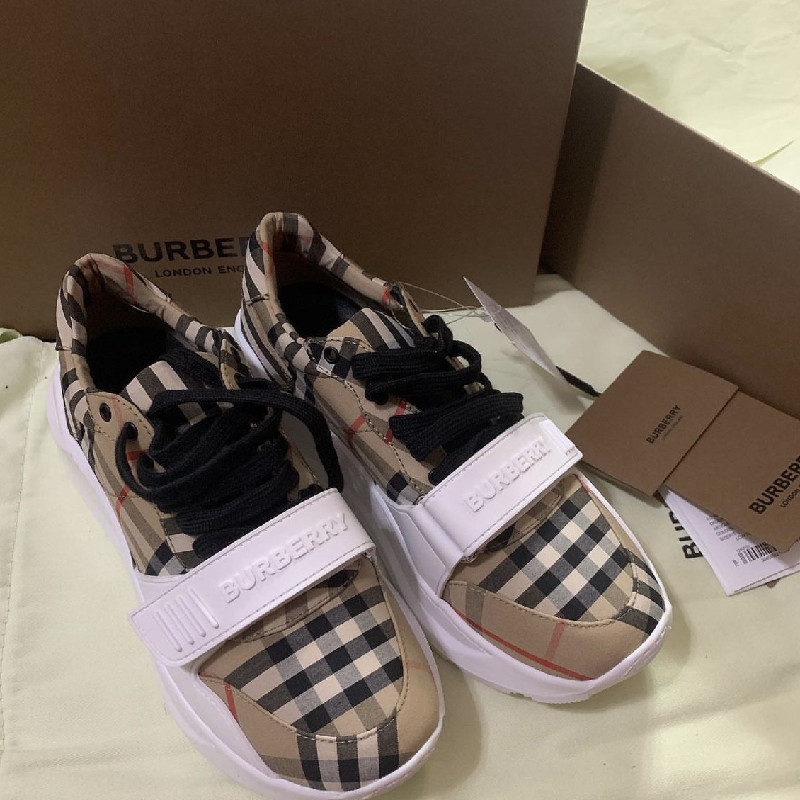 (W) Burberry Vintage Check Cotton Sneakers Archive Beige 착용 스타일