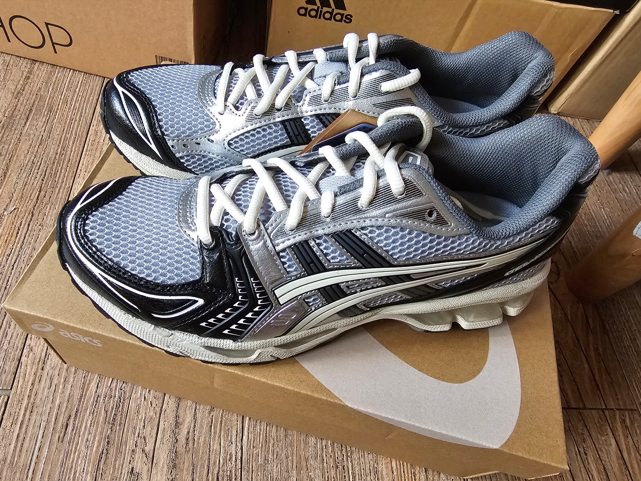 Asics Gel-Kayano 14 Black Glacier Grey 착용 스타일