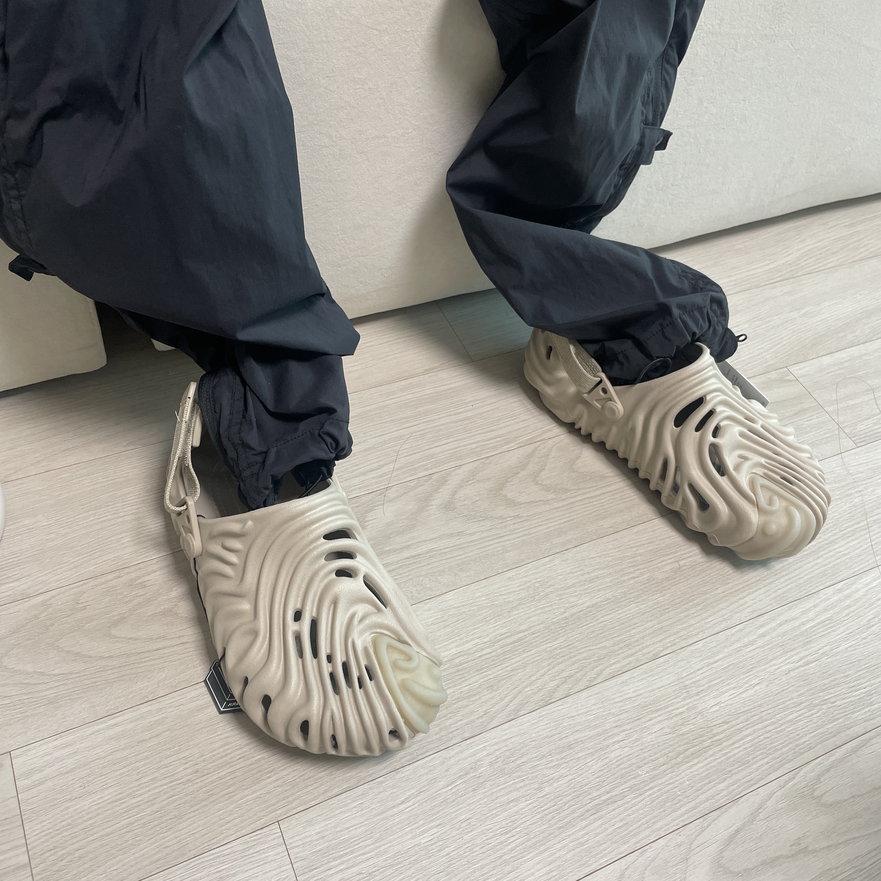 Crocs x Salehe Bembury Pollex Clog Horchata 착용 스타일 - 3