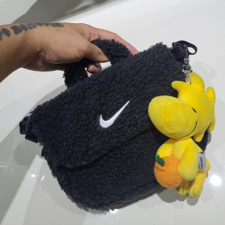 (Kids) Nike NSW Faux Fur Crossbody Bag Black, (Kids) Nike NSW Faux Fur Crossbody Bag Neon 착용 스타일 - 1