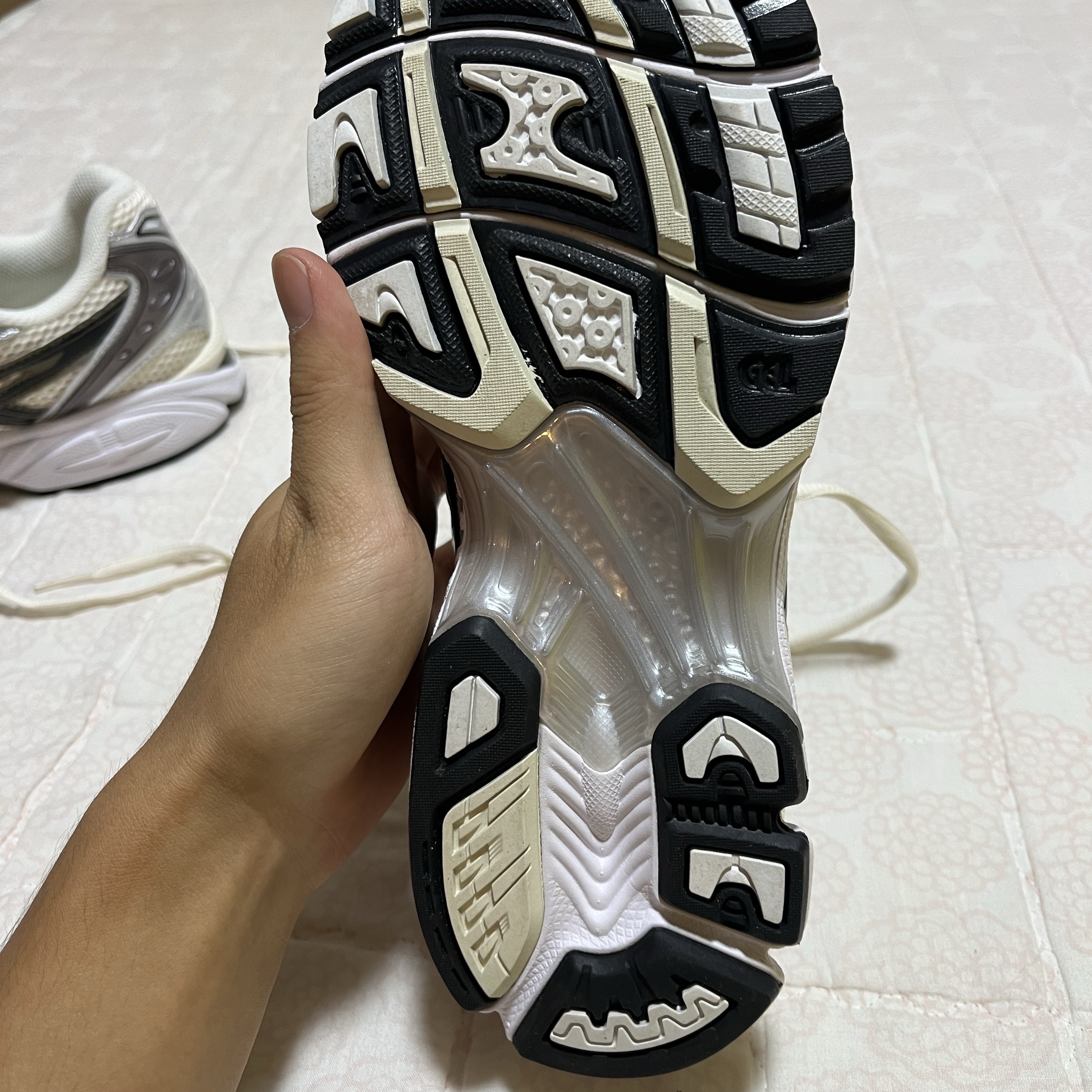 Asics Gel-Kayano 14 Cream Black 착용 스타일 - 6