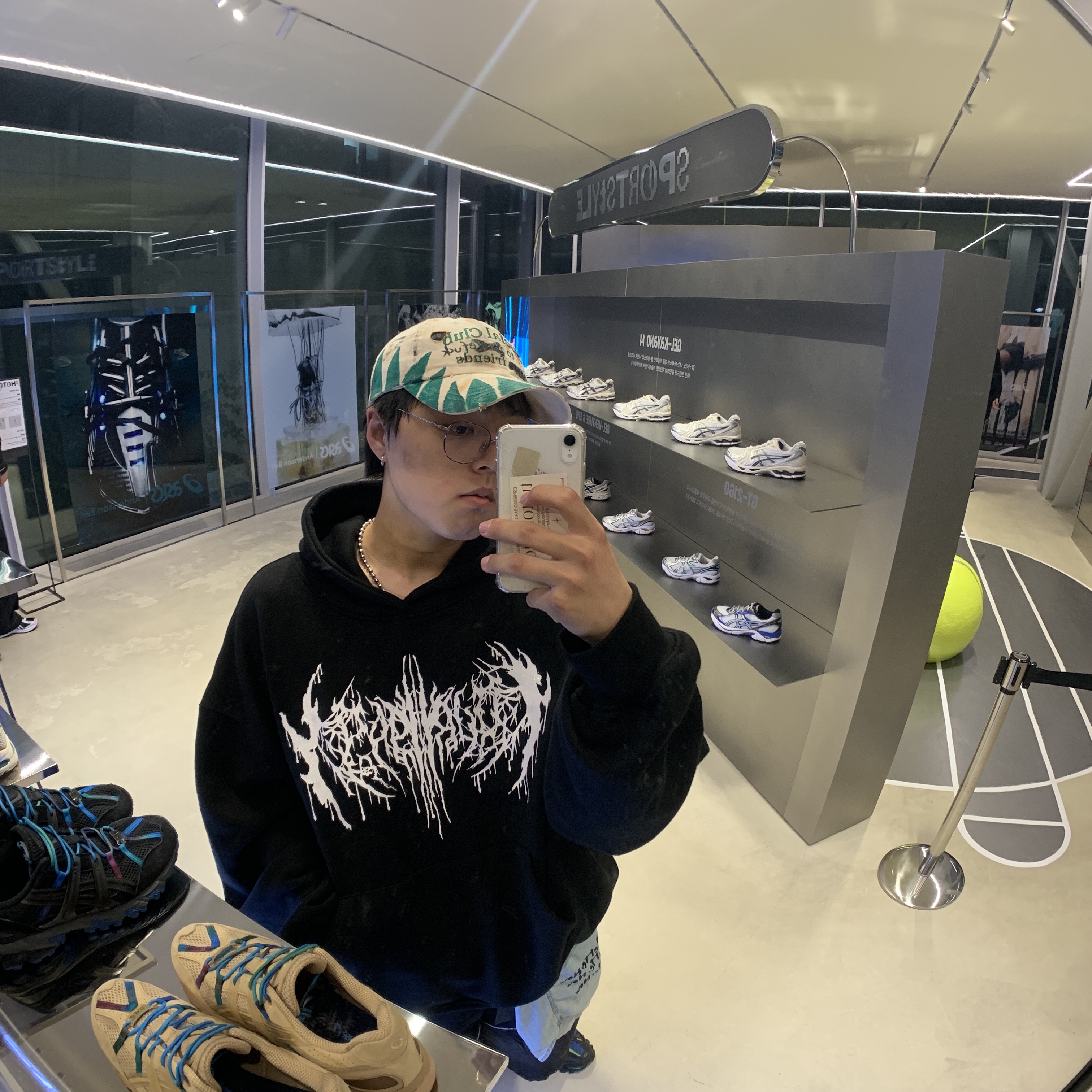 Ourpas 075 Glitter Logo Hoodie 착용 스타일 - 2