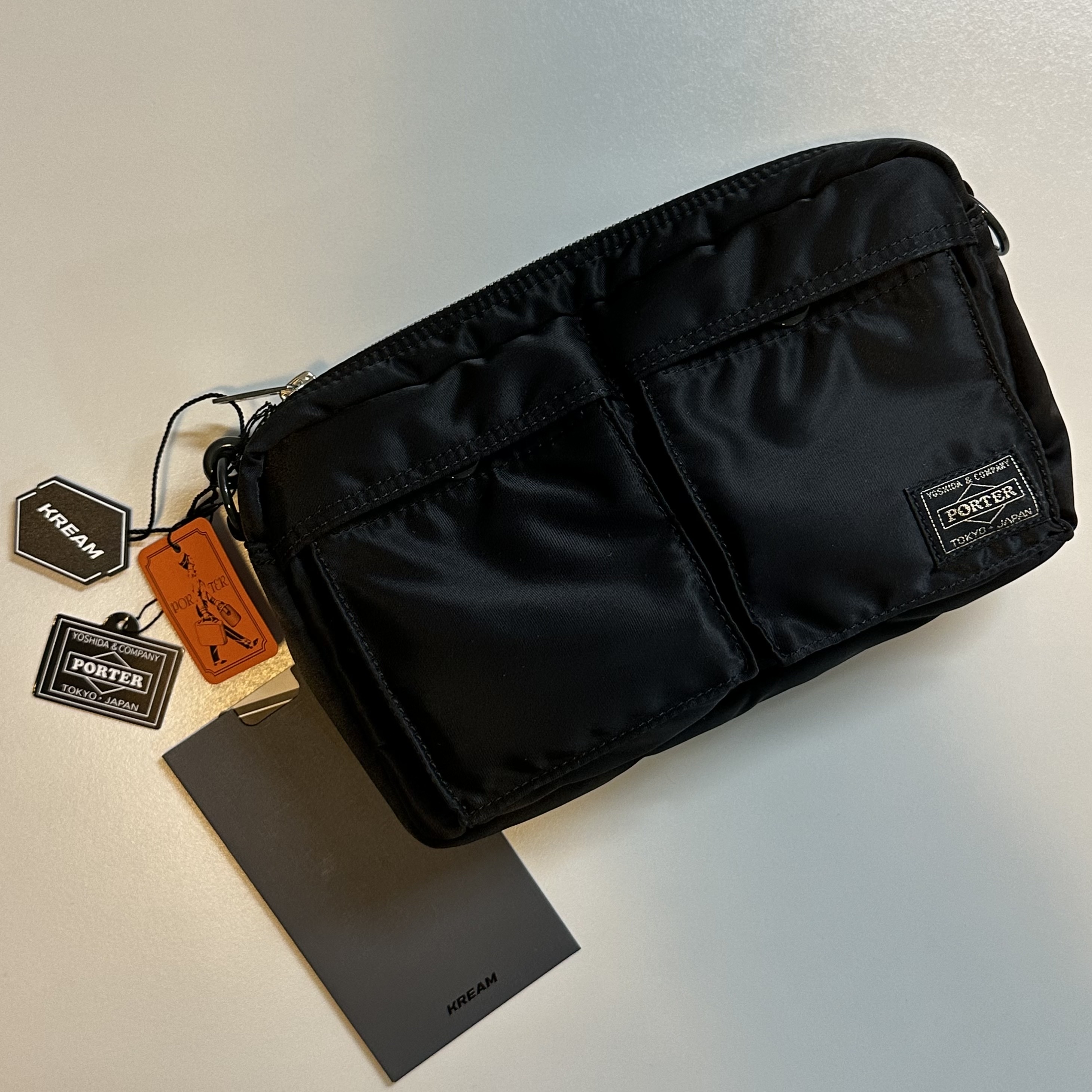 Porter Tanker Shoulder Bag Black 착용 스타일 - 1