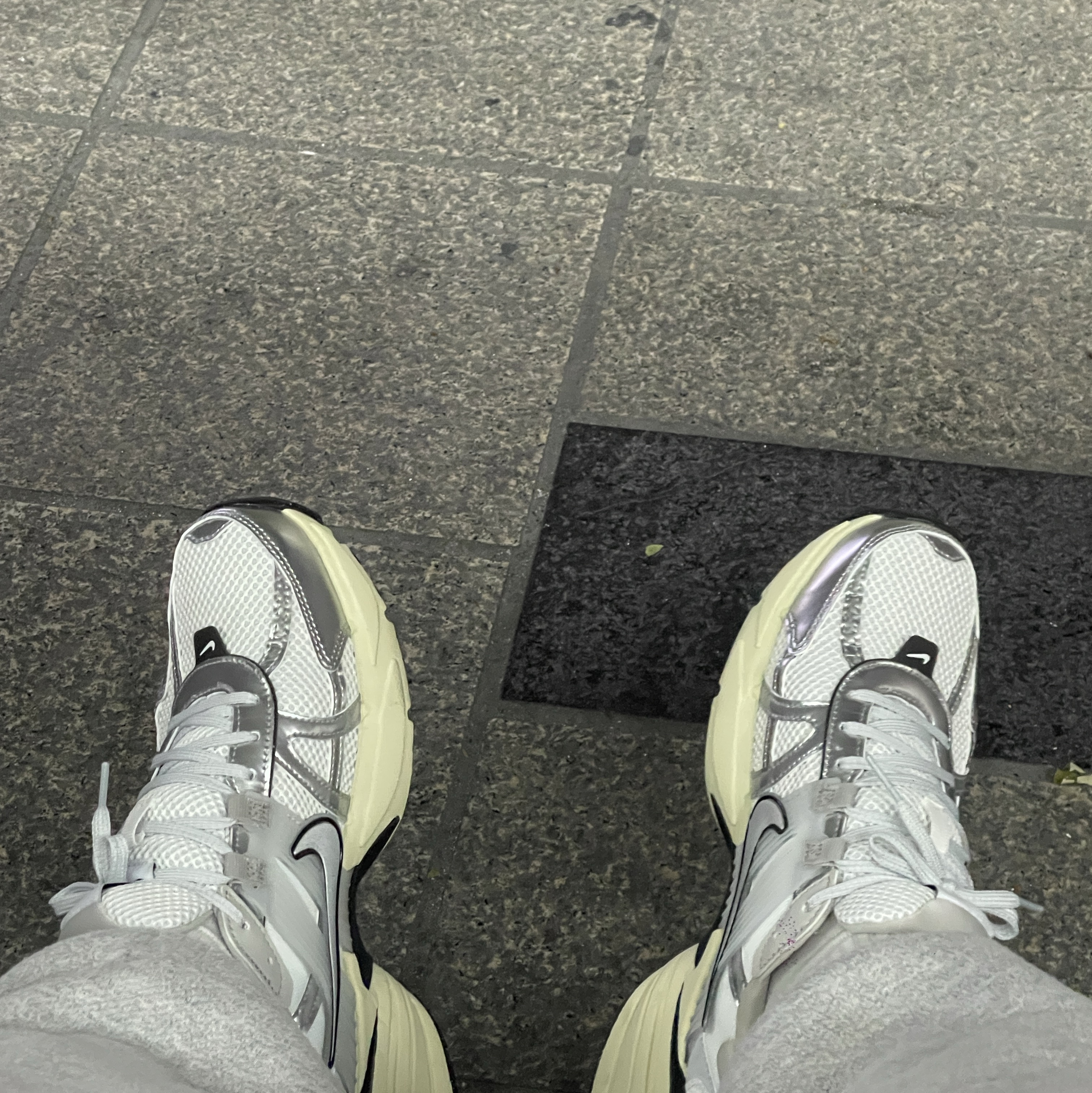 Nike V2K Run Summit White Metallic Silver 착용 스타일 - 1
