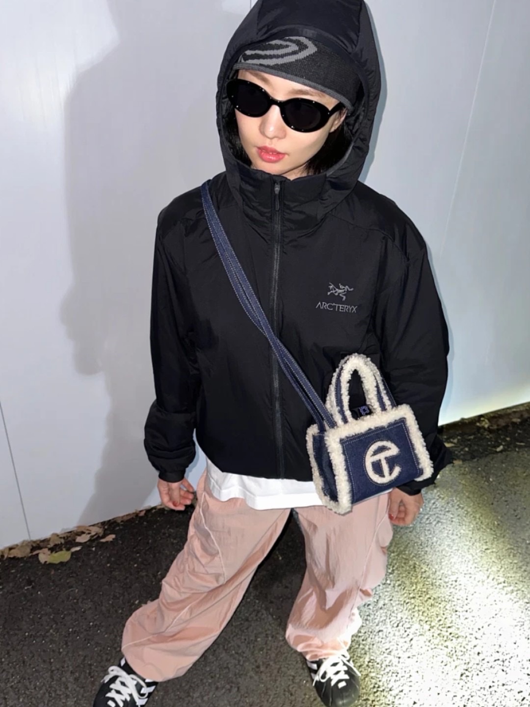 Telfar x UGG Small Shopping Bag Chestnut, (W) UGG Classic Mini II Boots Chestnut 착용 스타일 - 4