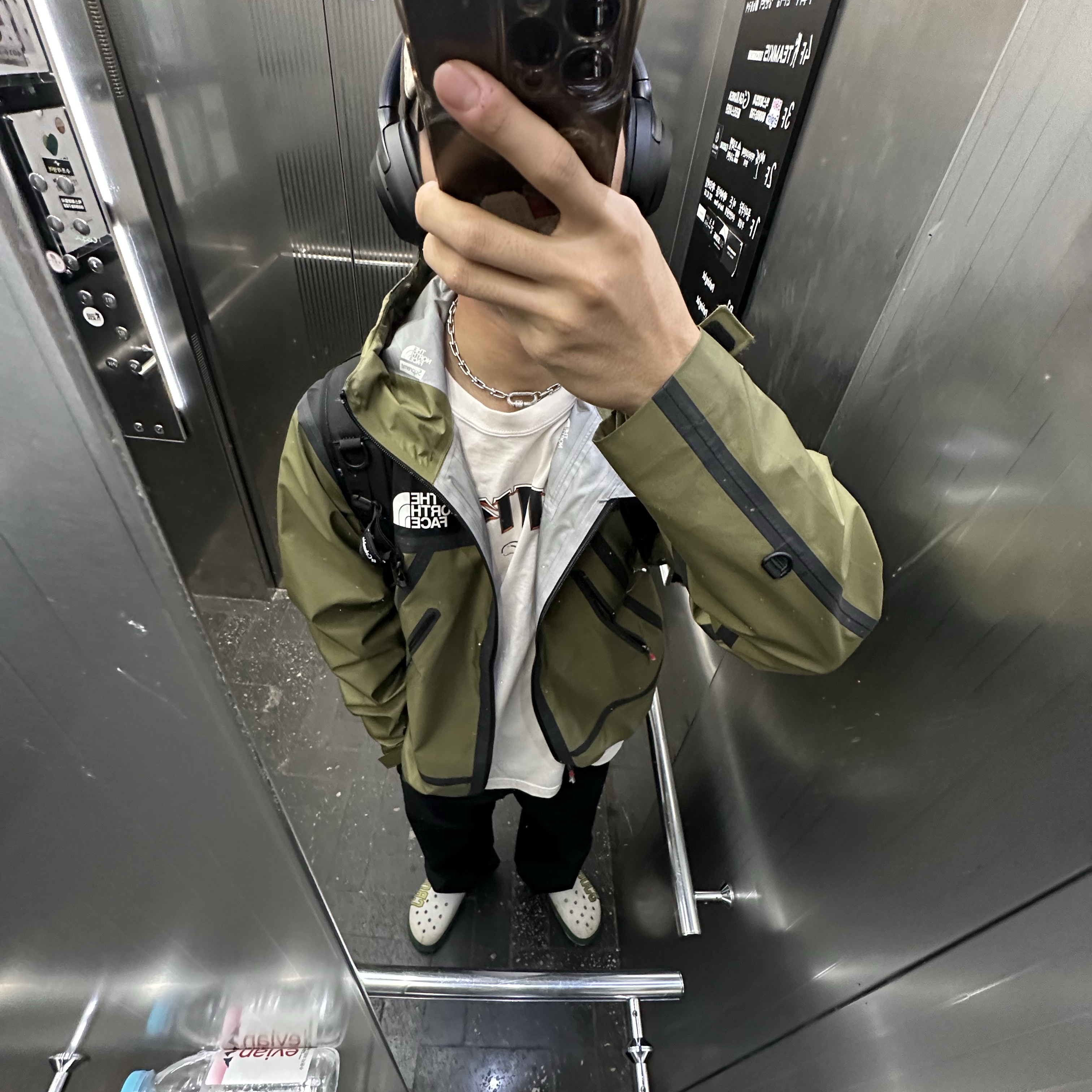 Supreme x The North Face Summit Series Outer Tape Seam Jacket Olive - 21SS 착용 스타일 - 2