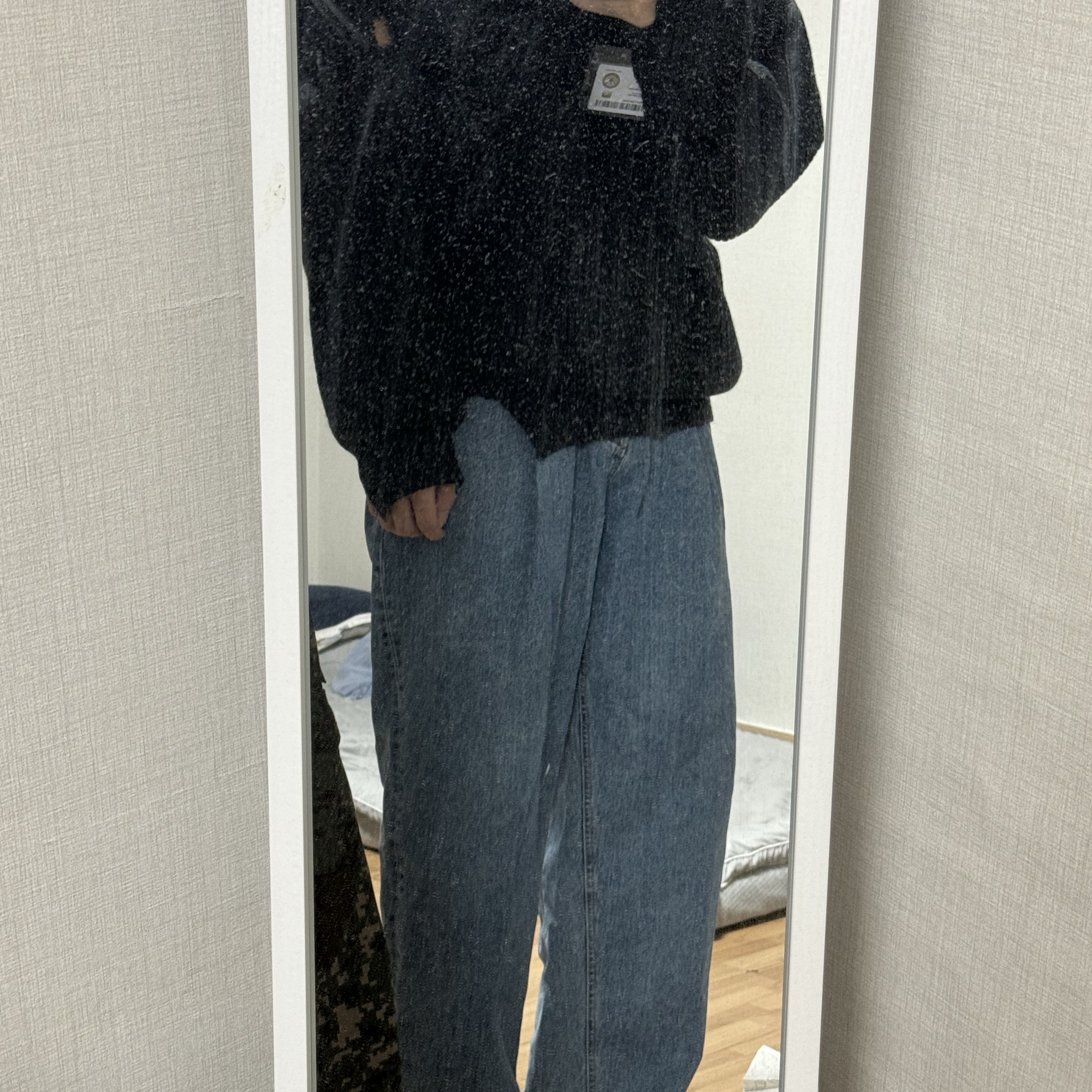 STU Destroyed Knit Charcoal with Name Tag 착용 스타일