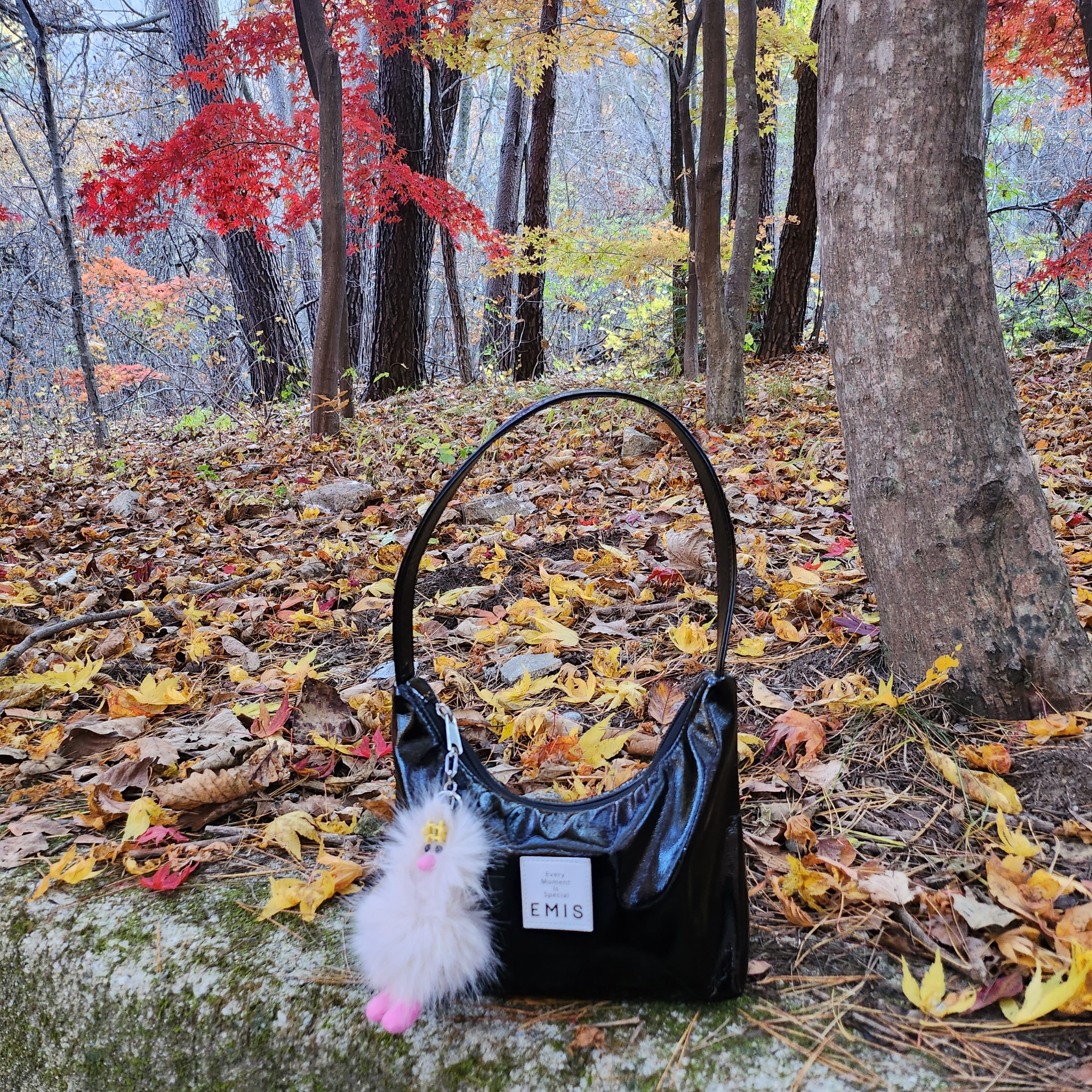Emis New Enamel Hobo Bag Black 착용 스타일