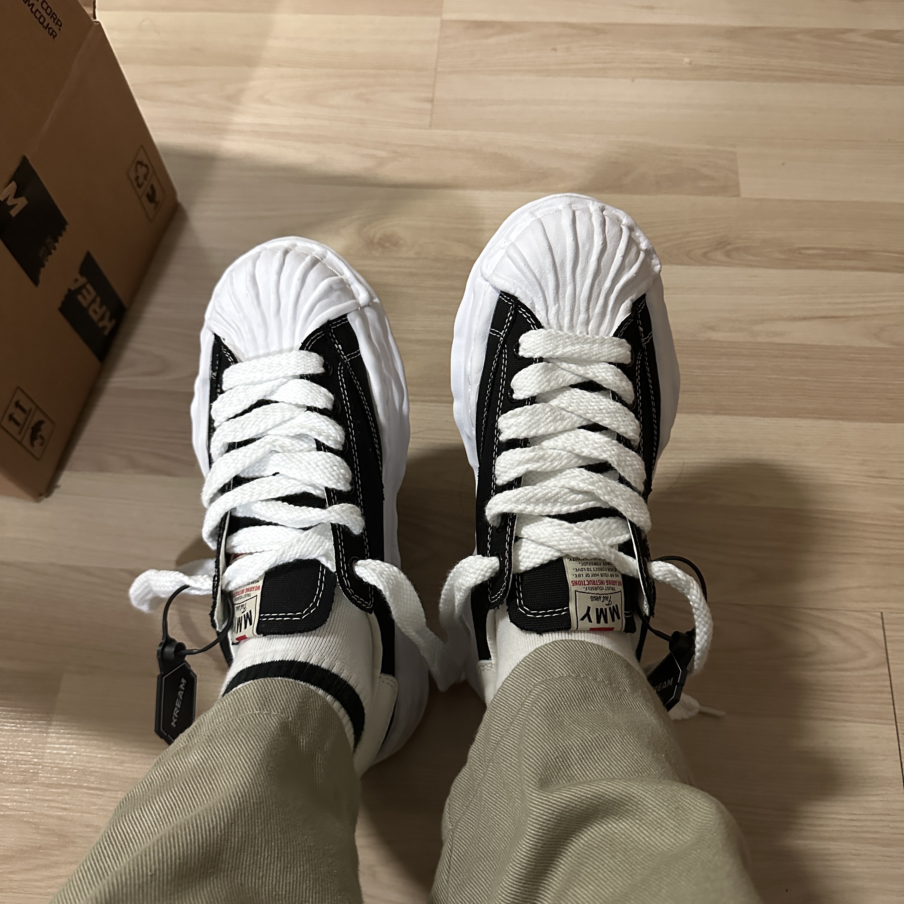 Maison Mihara Yasuhiro Blakey OG Sole Canvas Low-top Sneakers Black White 착용 스타일 - 2