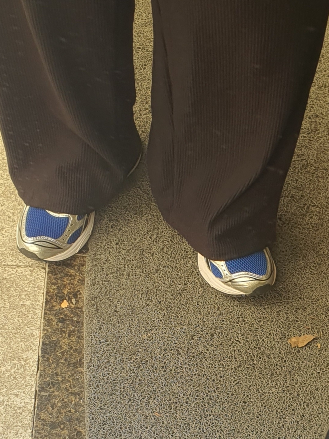 Asics Gel-Kayano 14 Monaco Blue Black, Asics Jog 100 S Sheet Rock - 2E Wide 착용 스타일 - 1
