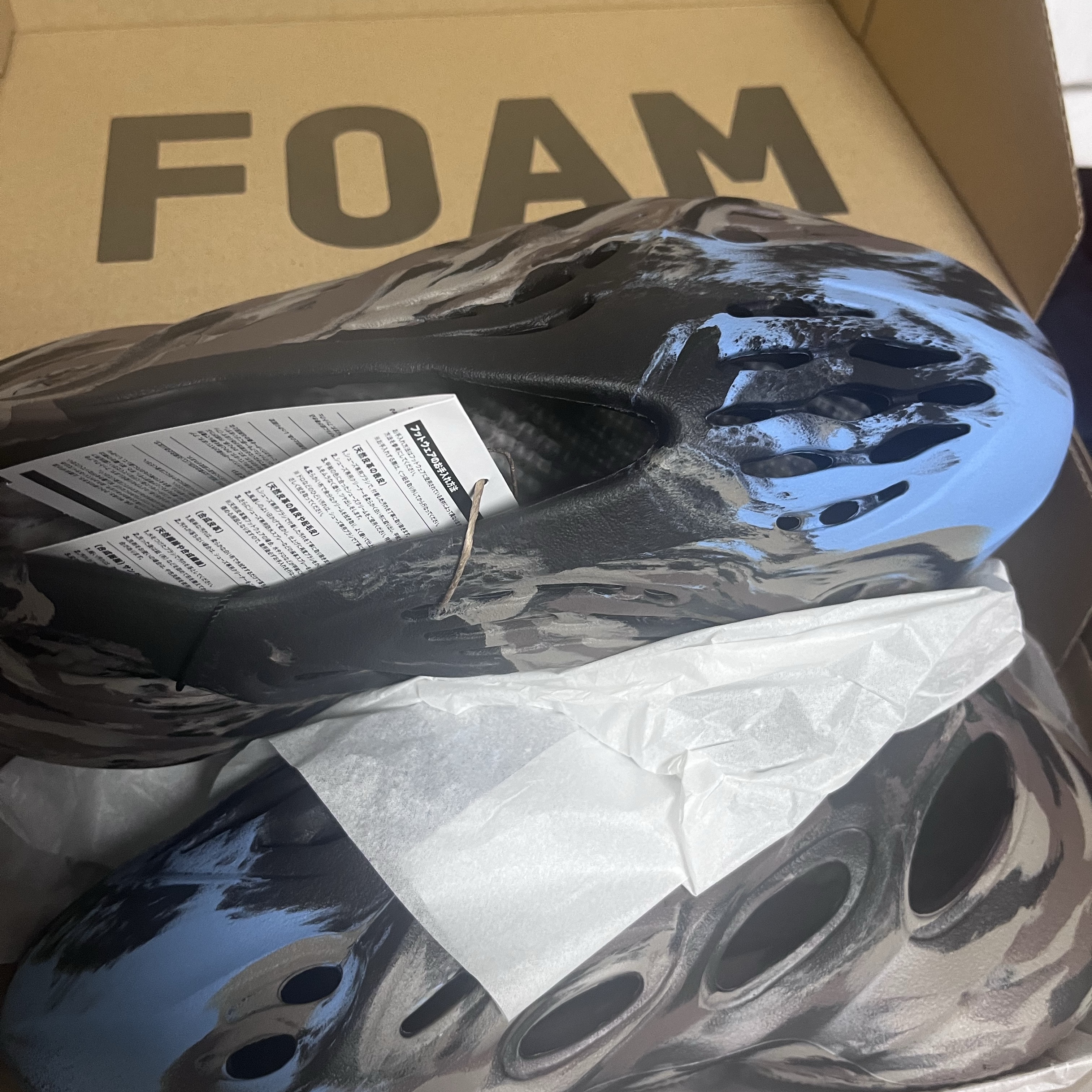 Adidas Yeezy Foam RNNR MX Cinder 착용 스타일