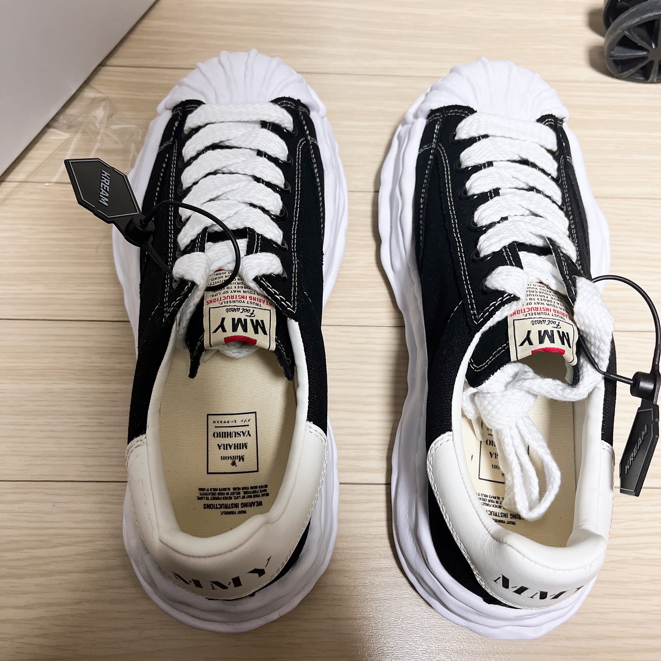 Maison Mihara Yasuhiro Blakey OG Sole Canvas Low-top Sneakers Black White 착용 스타일