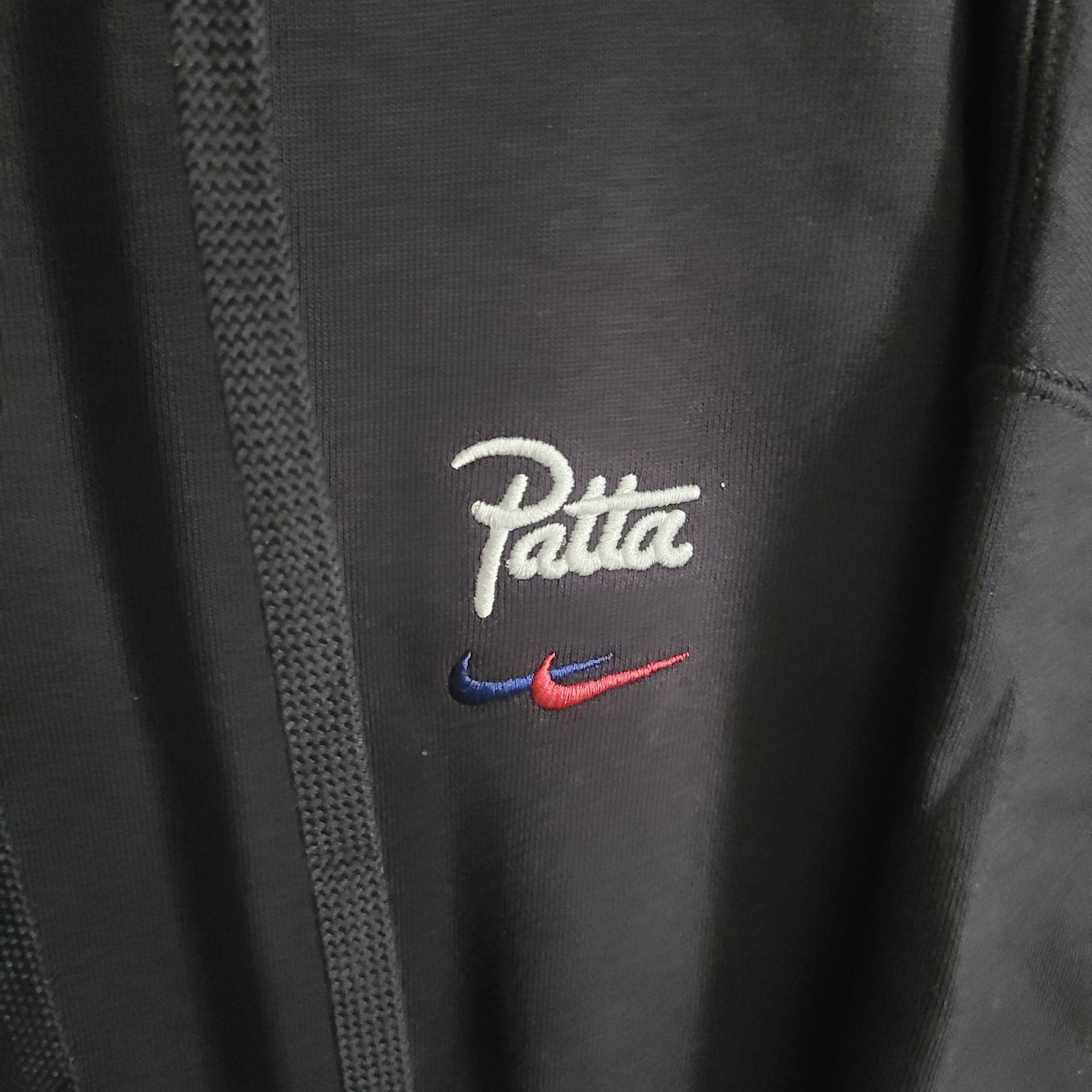 Nike x Patta x FC Barcelona Solo Swoosh Hoodie Culers del Món (FD4147-010) 착용 스타일 - 1
