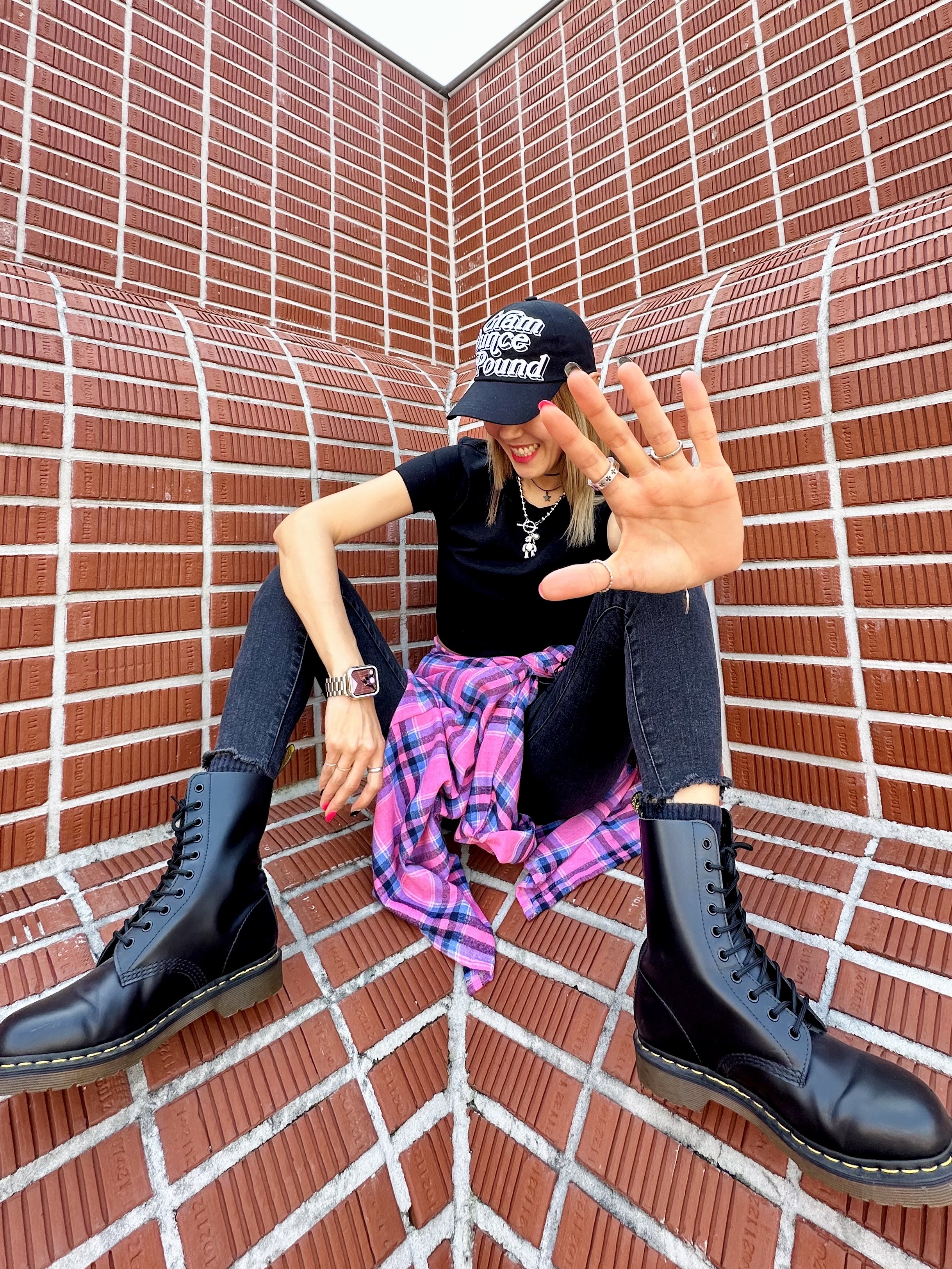 (W) Dr. Martens 1490 Virginia Black 착용 스타일 - 2