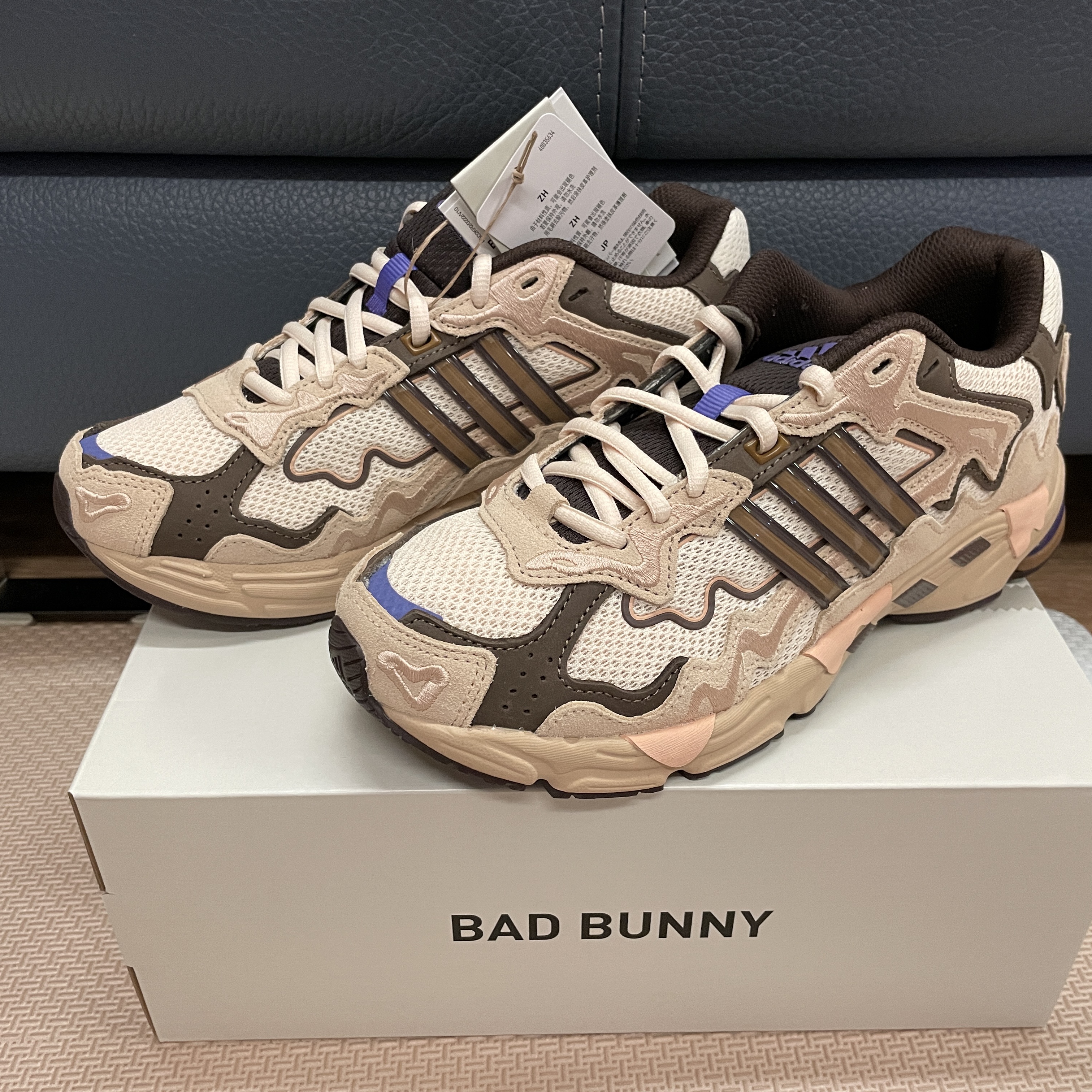 Adidas x Bad Bunny Response CL Ecru Tint 착용 스타일 - 1