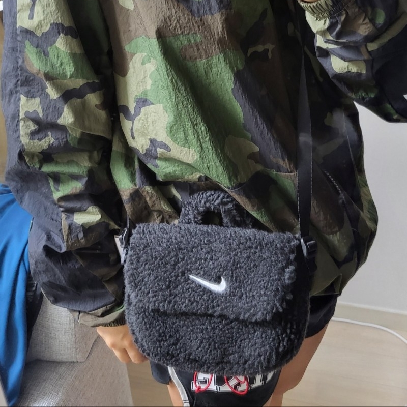 (Kids) Nike NSW Faux Fur Crossbody Bag Black, (Kids) Nike NSW Faux Fur Crossbody Bag Neon 착용 스타일 - 2