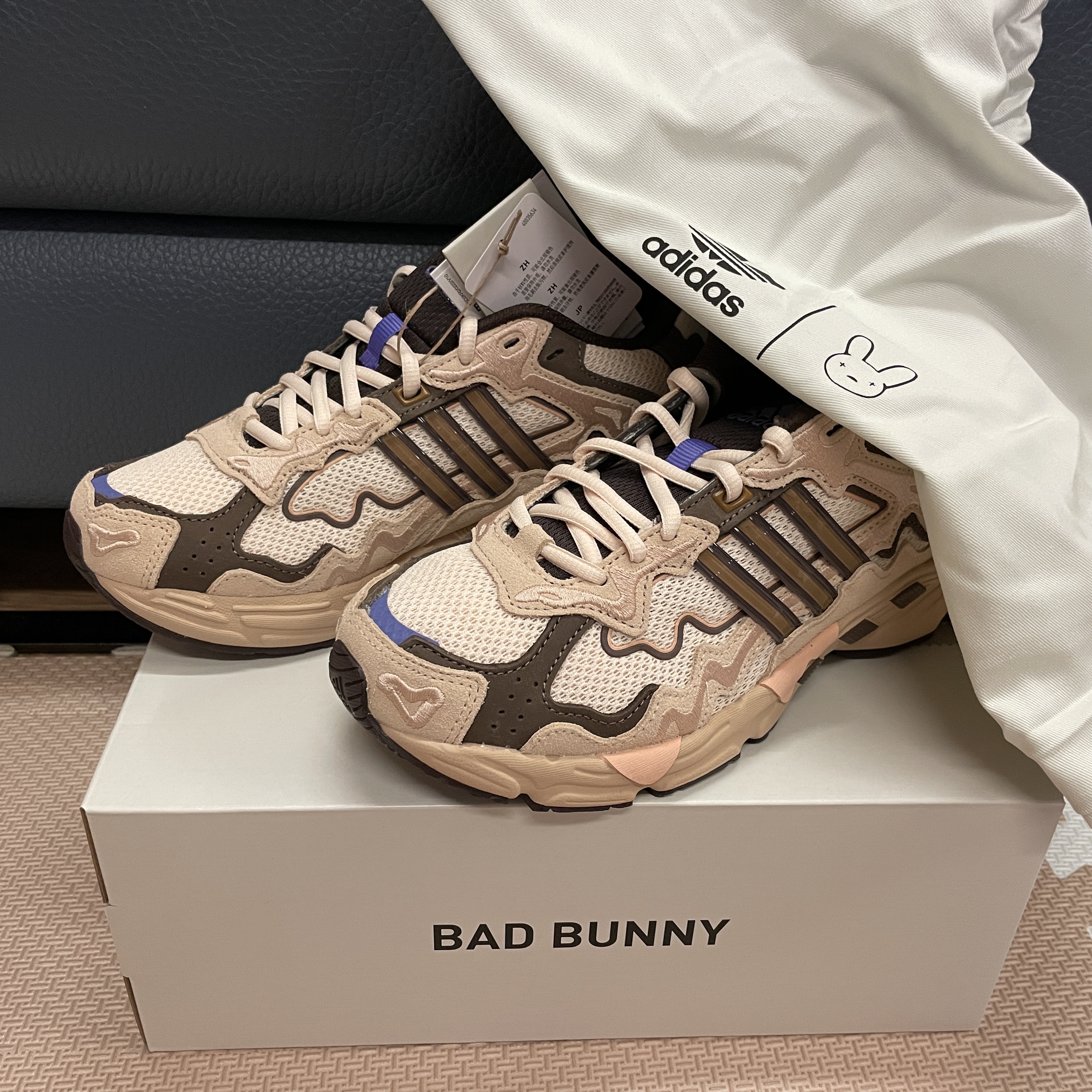Adidas x Bad Bunny Response CL Ecru Tint 착용 스타일 - 2