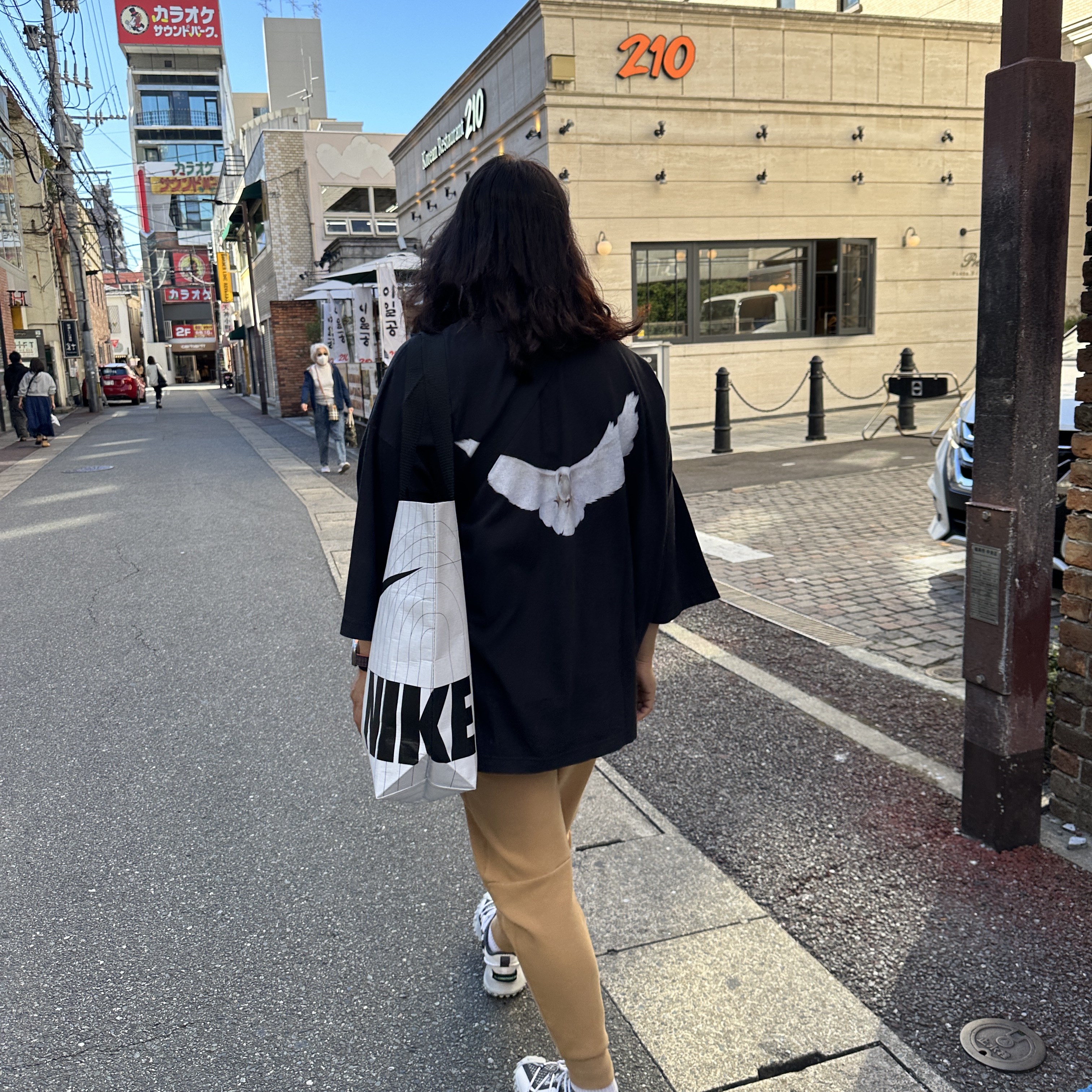 Yeezy Gap Engineered By Balenciaga Dove 3/4 Sleeve T-Shirt Black, Nike ACG Mountain Fly Low SE White and Black 착용 스타일 - 3