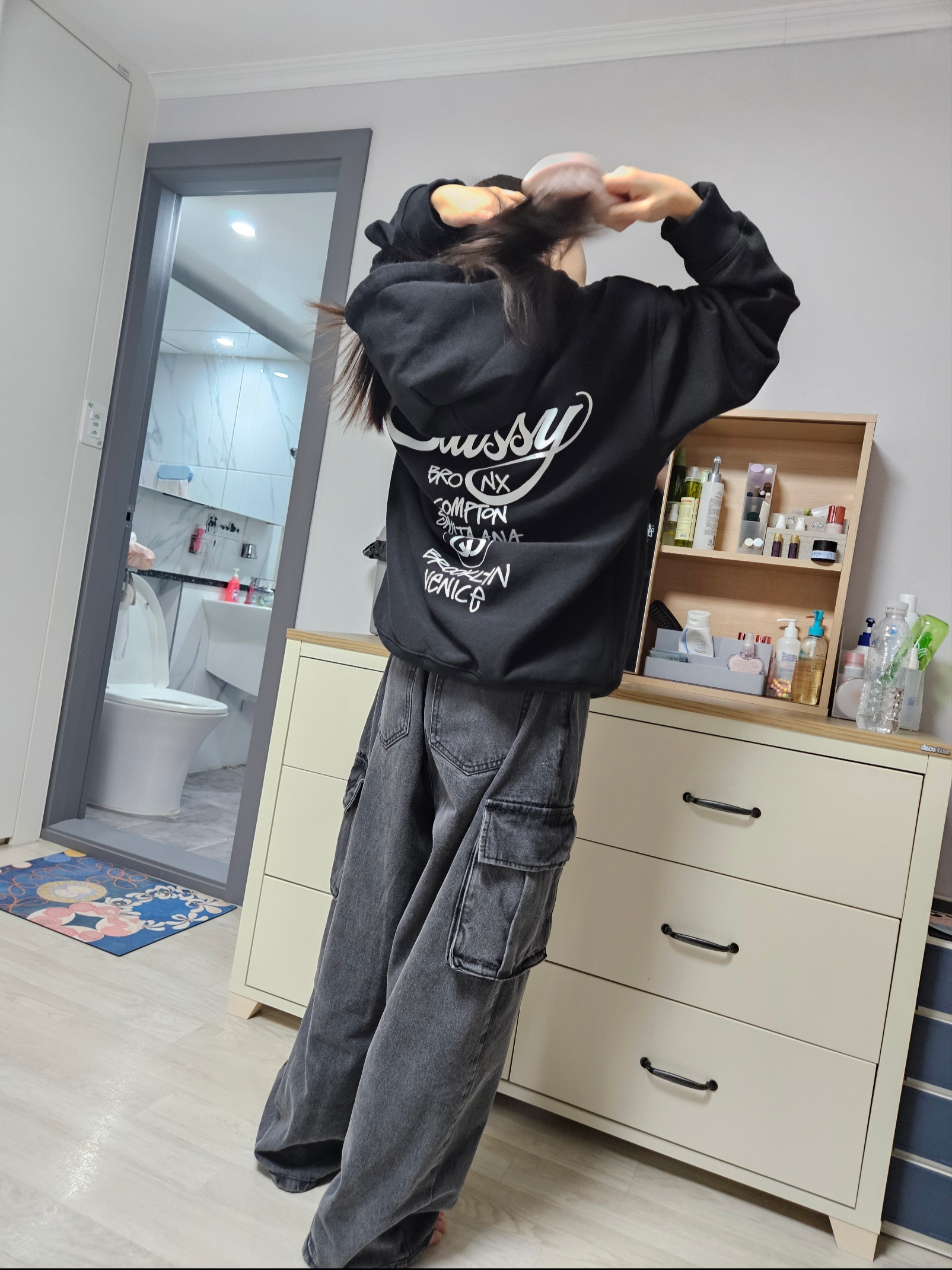 Stussy World Tour Hoodie Black 2023 착용 스타일