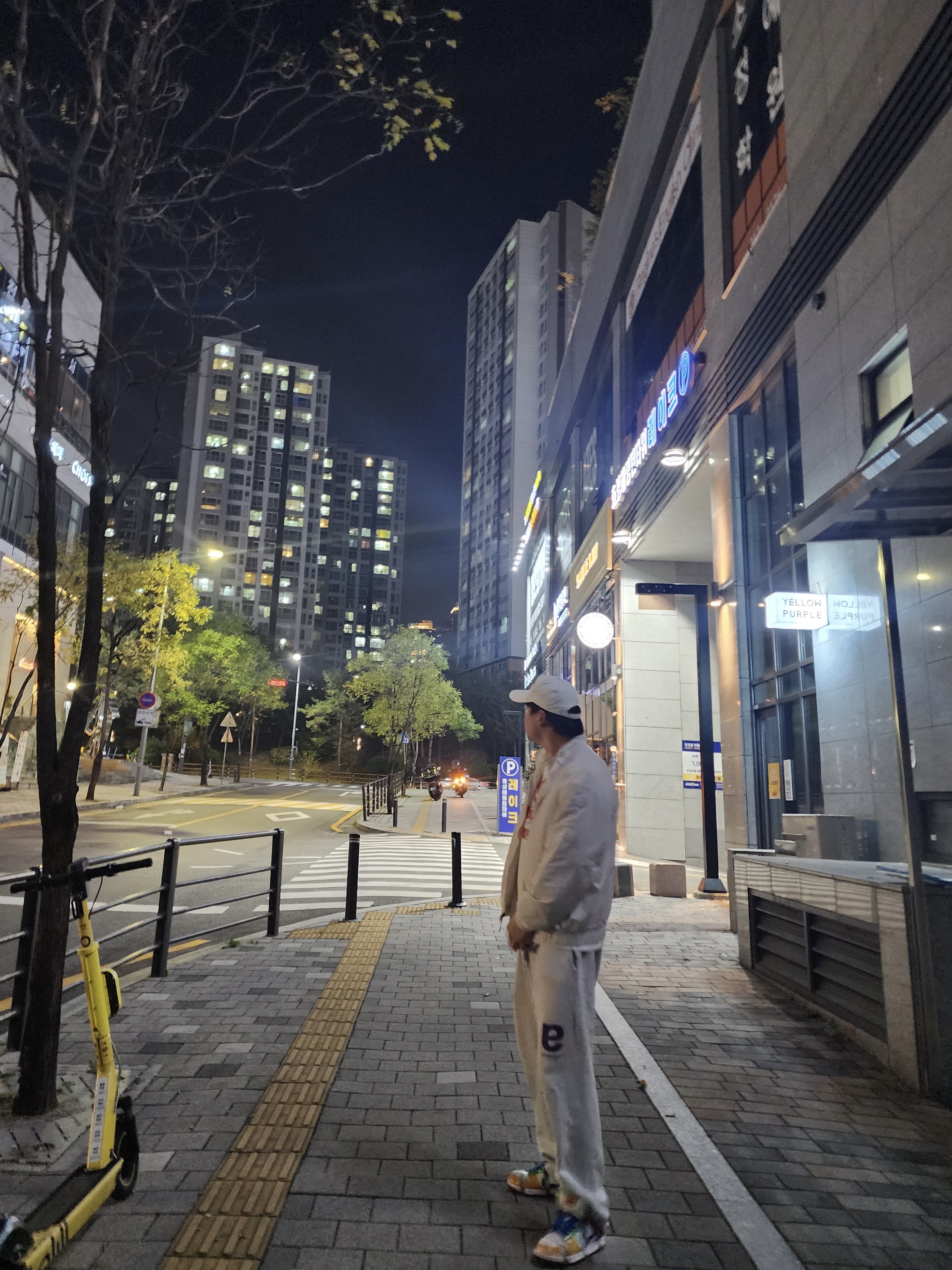 The Museum Visitor Art Design Studio Ball Cap White, Nike NRG Solo Swoosh Woven Track Jacket Phantom White - Asia 착용 스타일 - 2