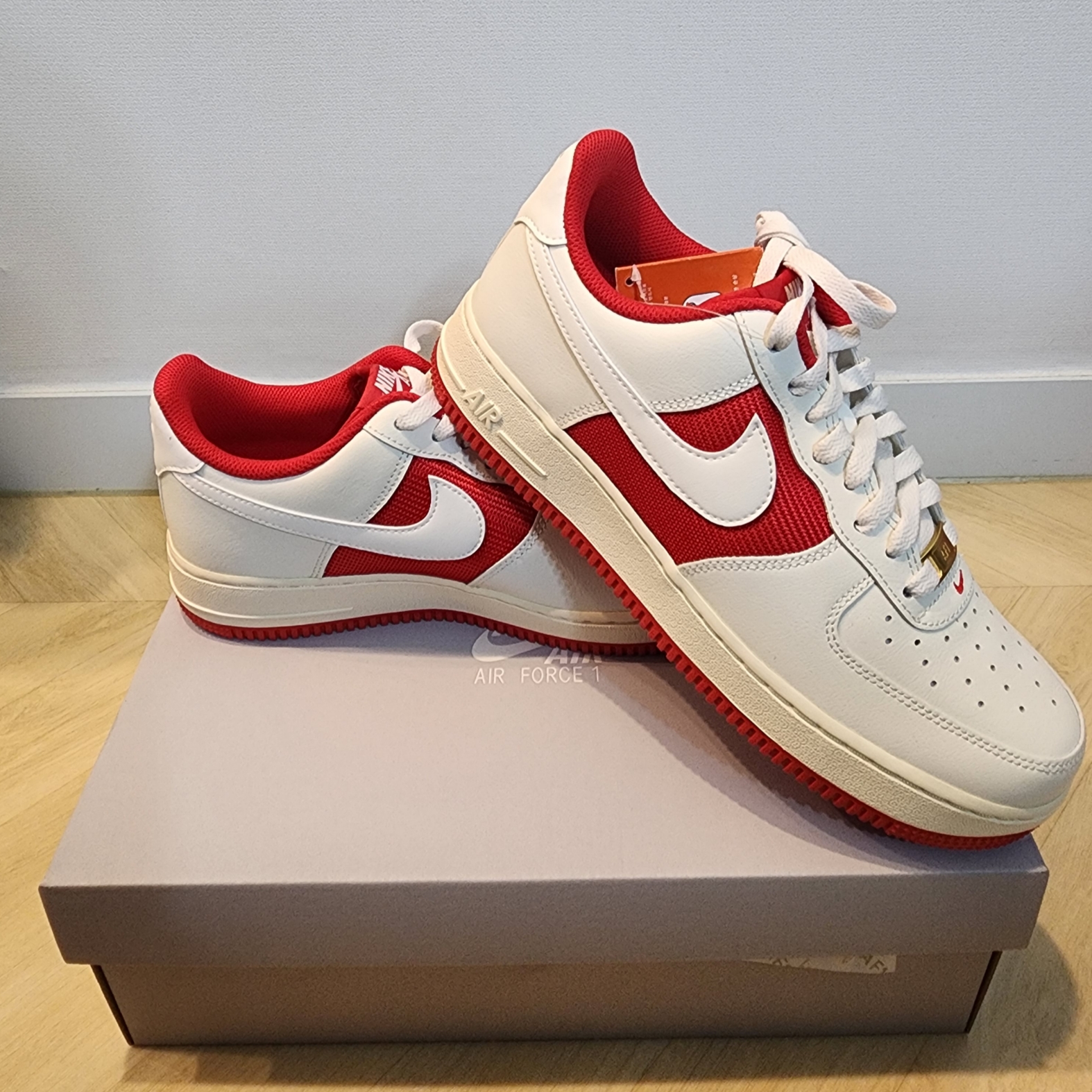 Nike Air Force 1 '07 Sail University Red 착용 스타일