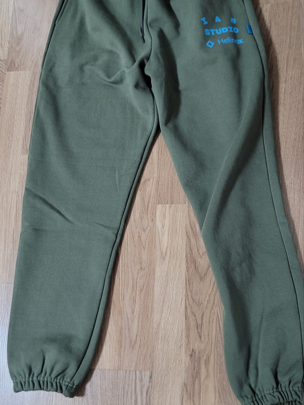 IAB Studio x Helinox Sweatpants Leaf Green 착용 스타일