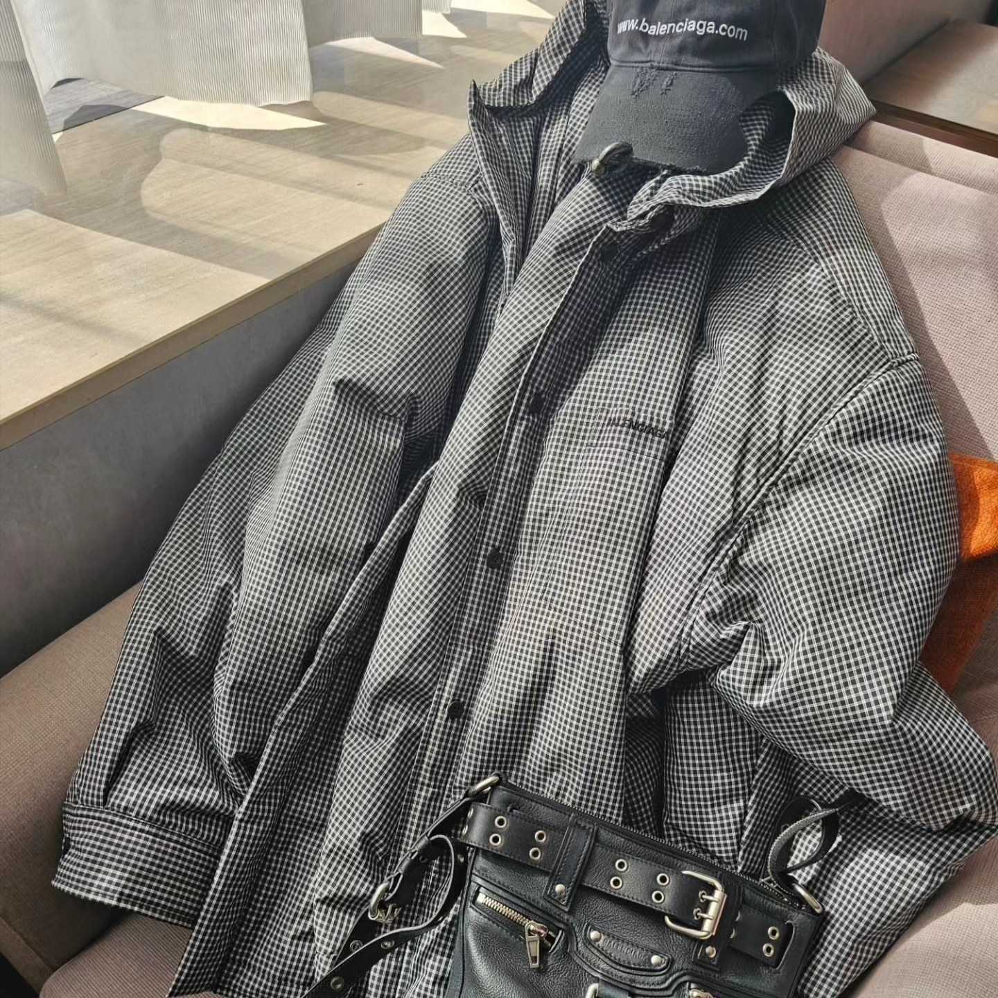 Balenciaga Nylon Padded Oversized Jacket Black, Balenciaga Cargo Pants Faded Black 착용 스타일 - 4