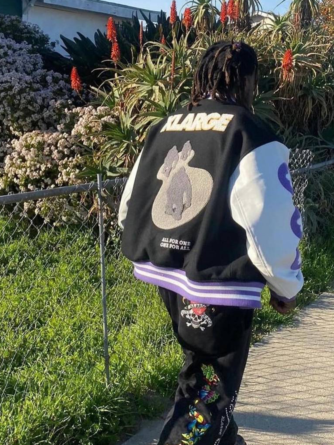Vandy The Pink x XLarge Varsity Jacket, Louis Vuitton Leather Embroidered Varsity Jacket Black 착용 스타일 - 2