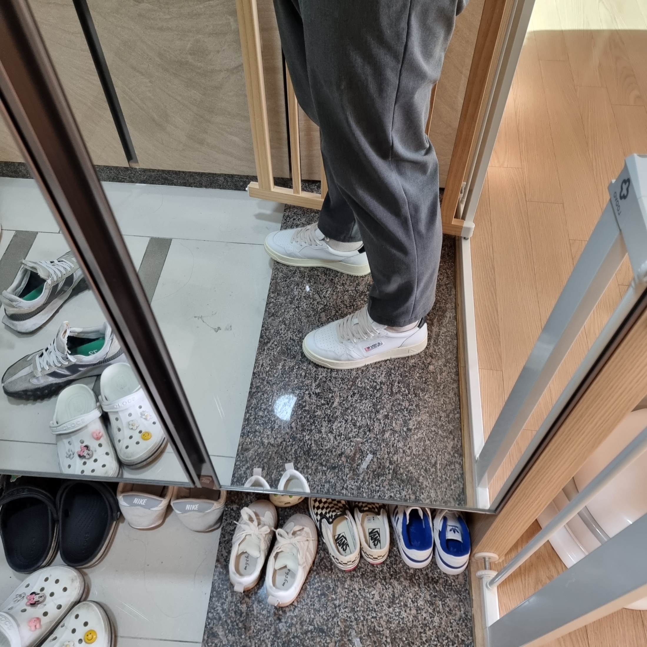 Autry Medalist Low Leather Sneakers White Black 착용 스타일 - 3