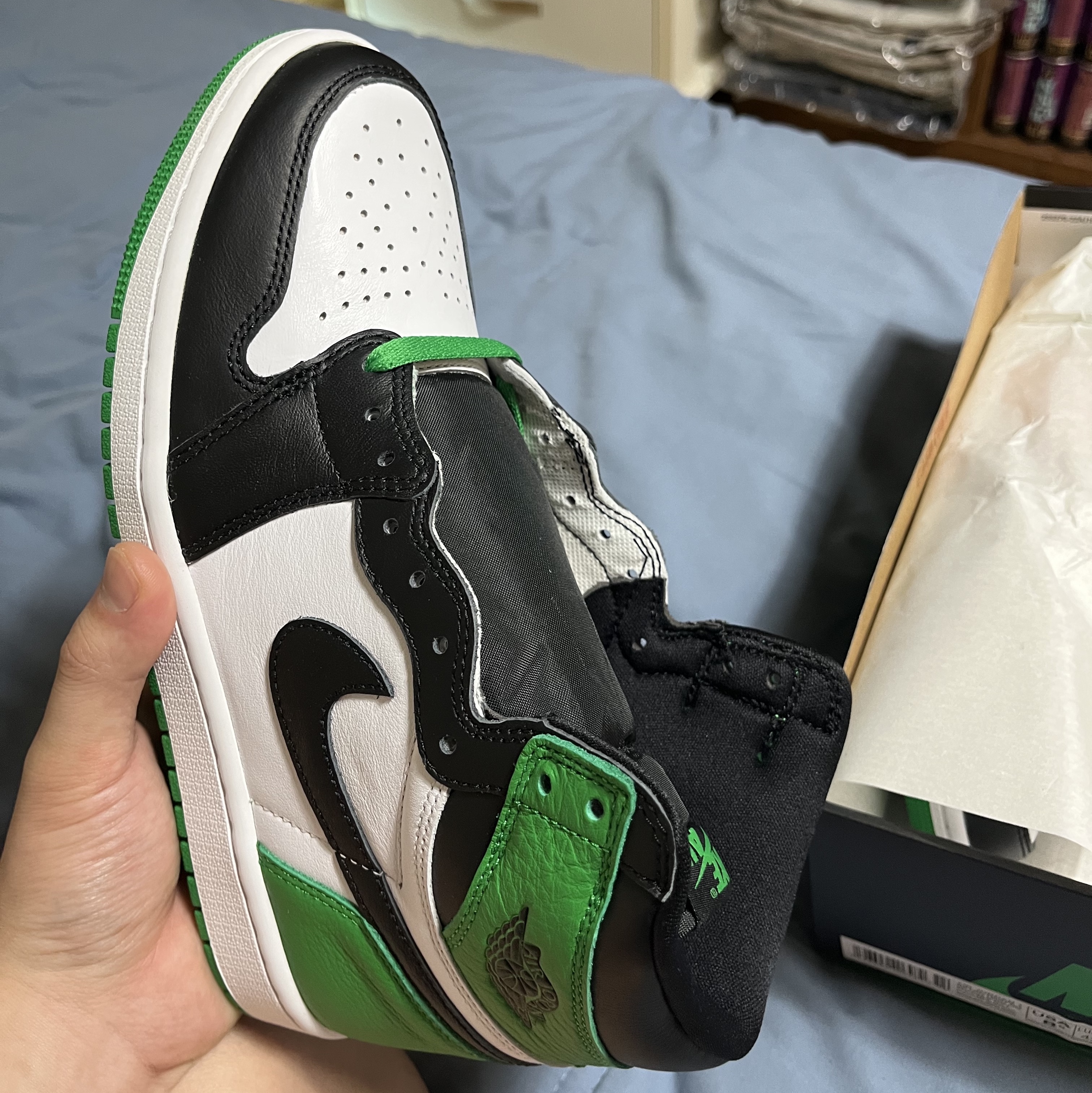 Jordan 1 Retro High OG Black and Lucky Green 착용 스타일