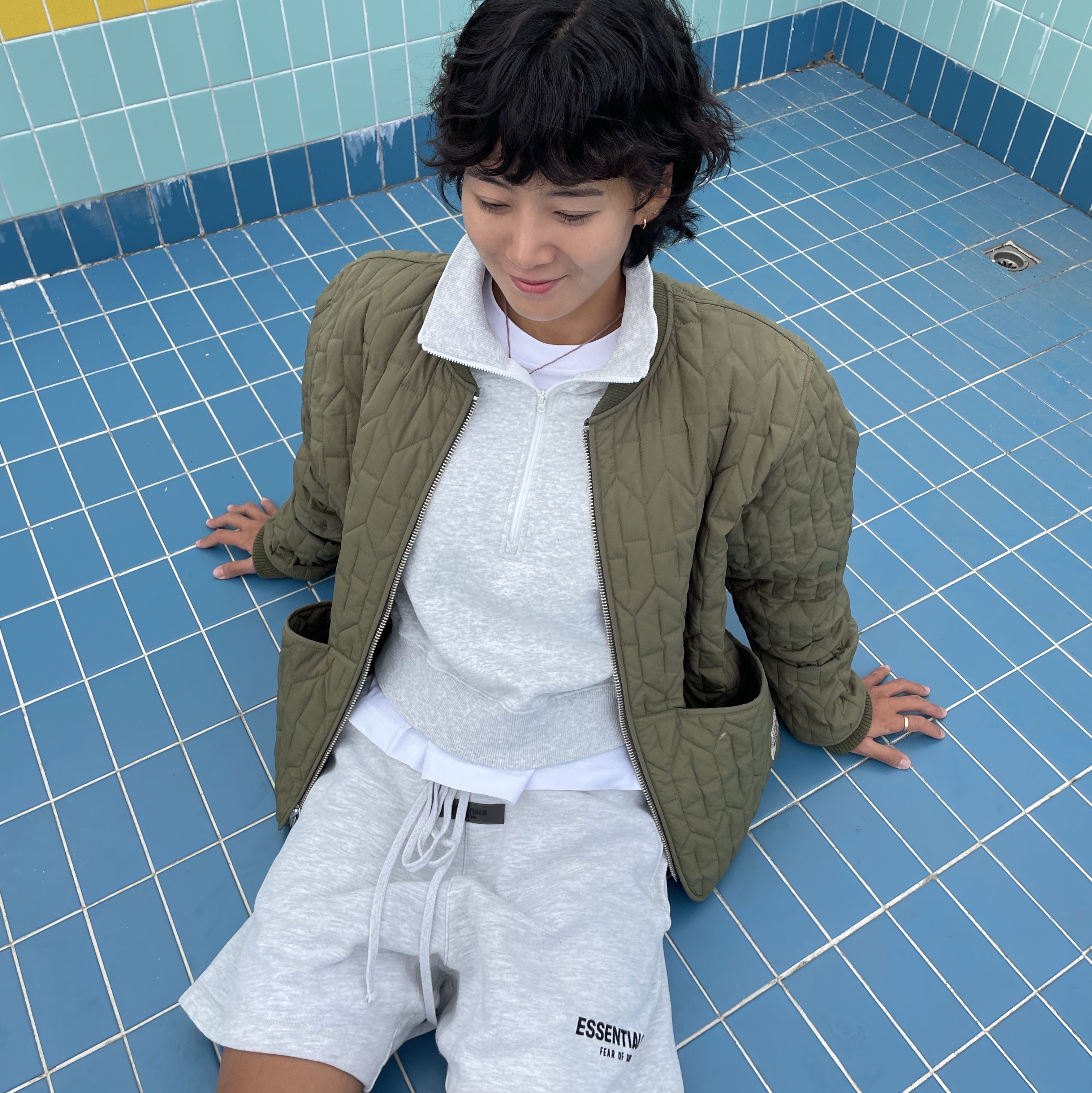 Stussy S Quilted Liner Jacket Olive, Essentials The Core Collection Sweatshorts Light Oatmeal 착용 스타일 - 3