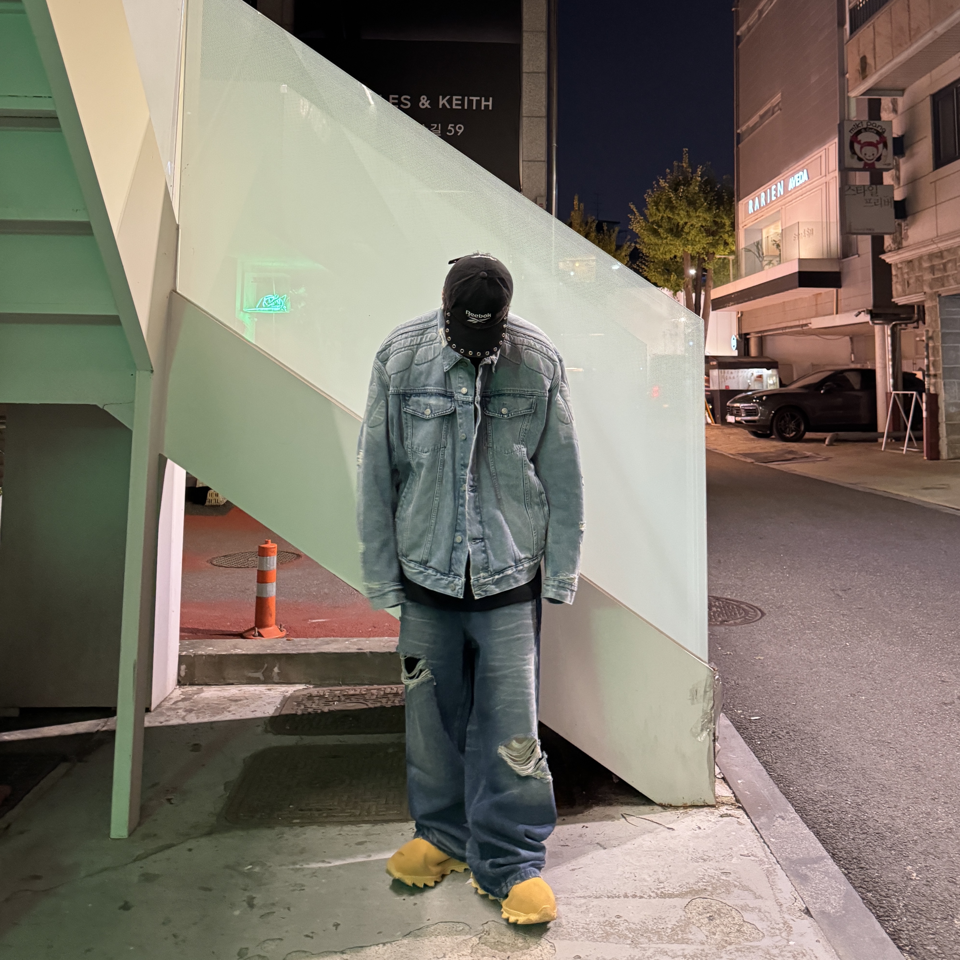 Yeezy Gap Engineered By Balenciaga Padded Denim Jacket Blue 착용 스타일 - 2