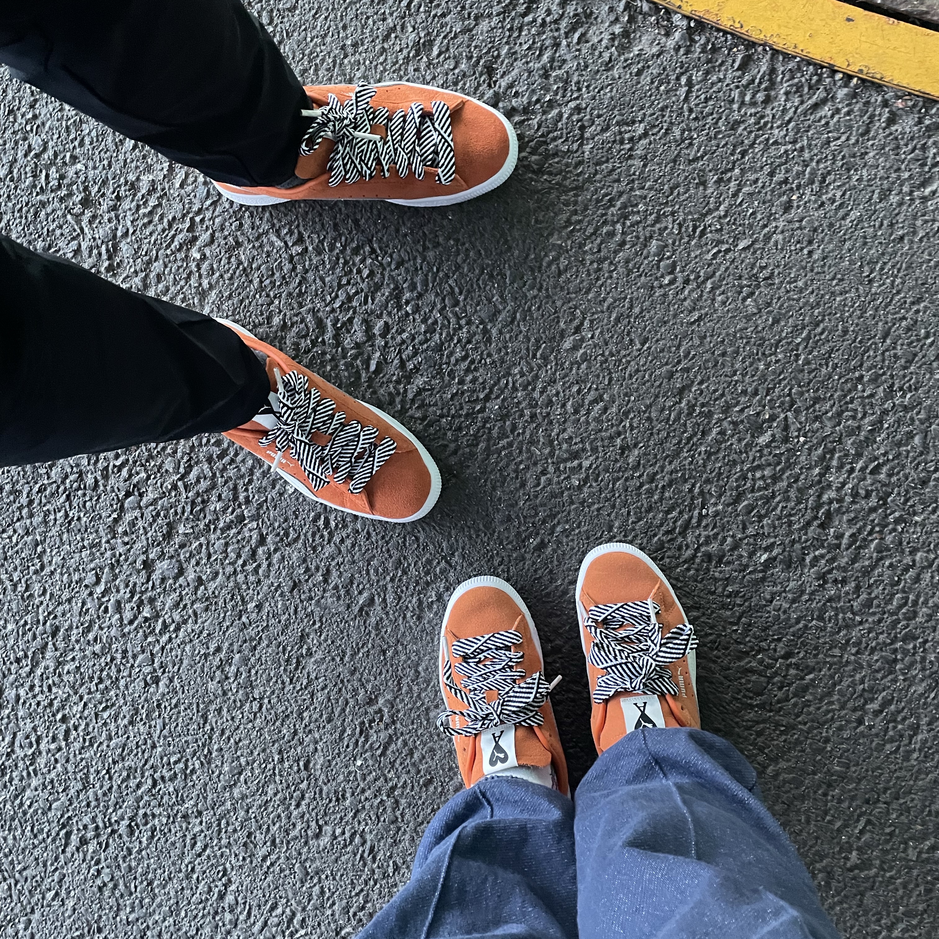 Puma x AMI Suede VTG Jaffa Orange Marshmallow 착용 스타일