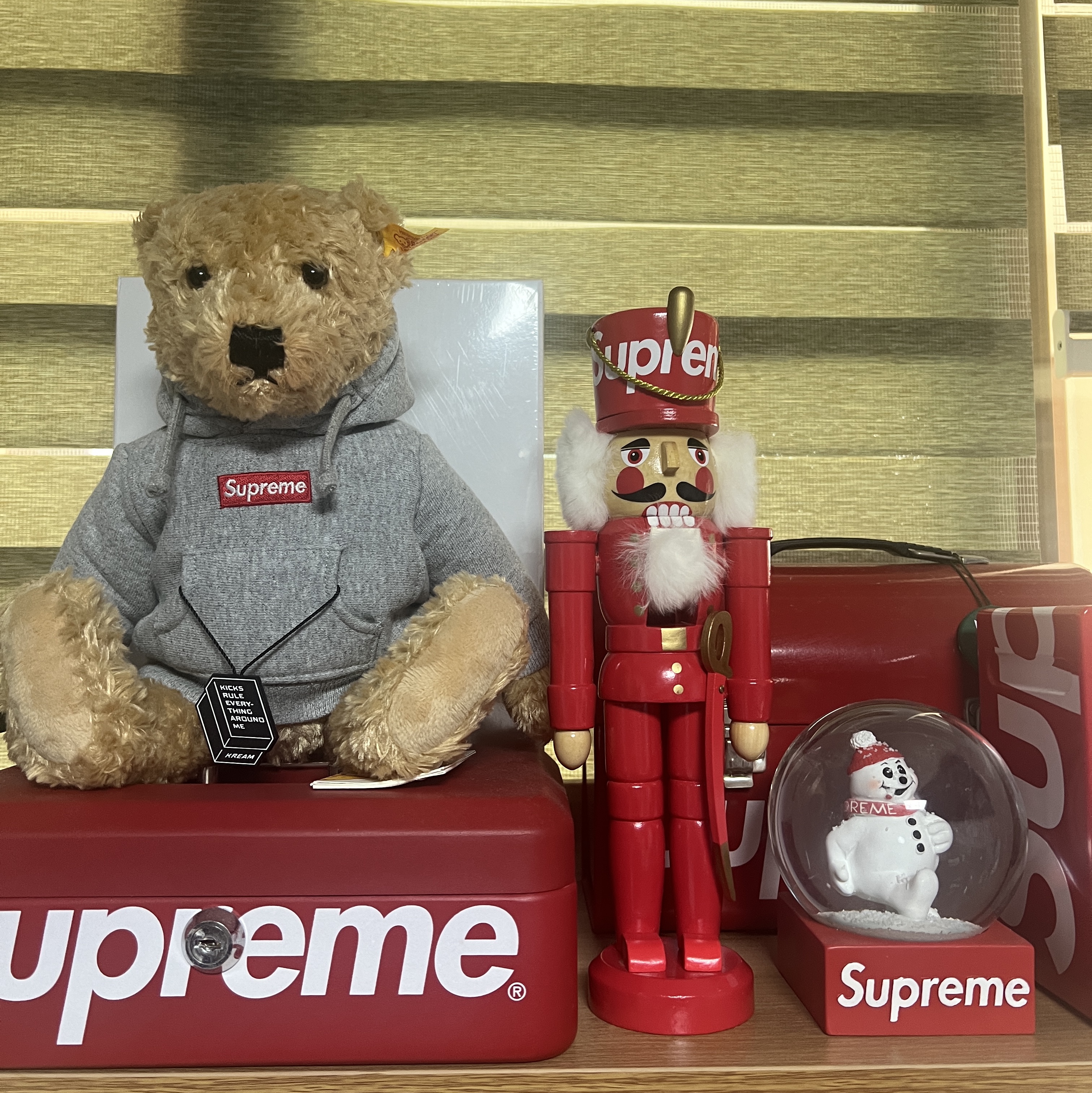 Supreme Steiff Bear Heather Grey - 18FW, Supreme Lock Box Red - 17FW 착용 스타일 - 1