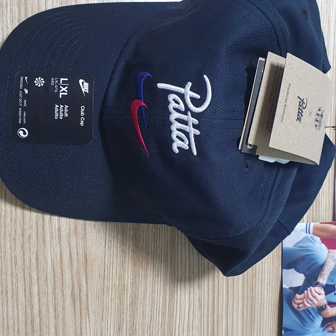 Nike x Patta x FC Barcelona Solo Swoosh Hoodie Culers del Món (FD4147-010), Nike x Parra SB Dunk Low Pro Abstract Art 착용 스타일 - 3