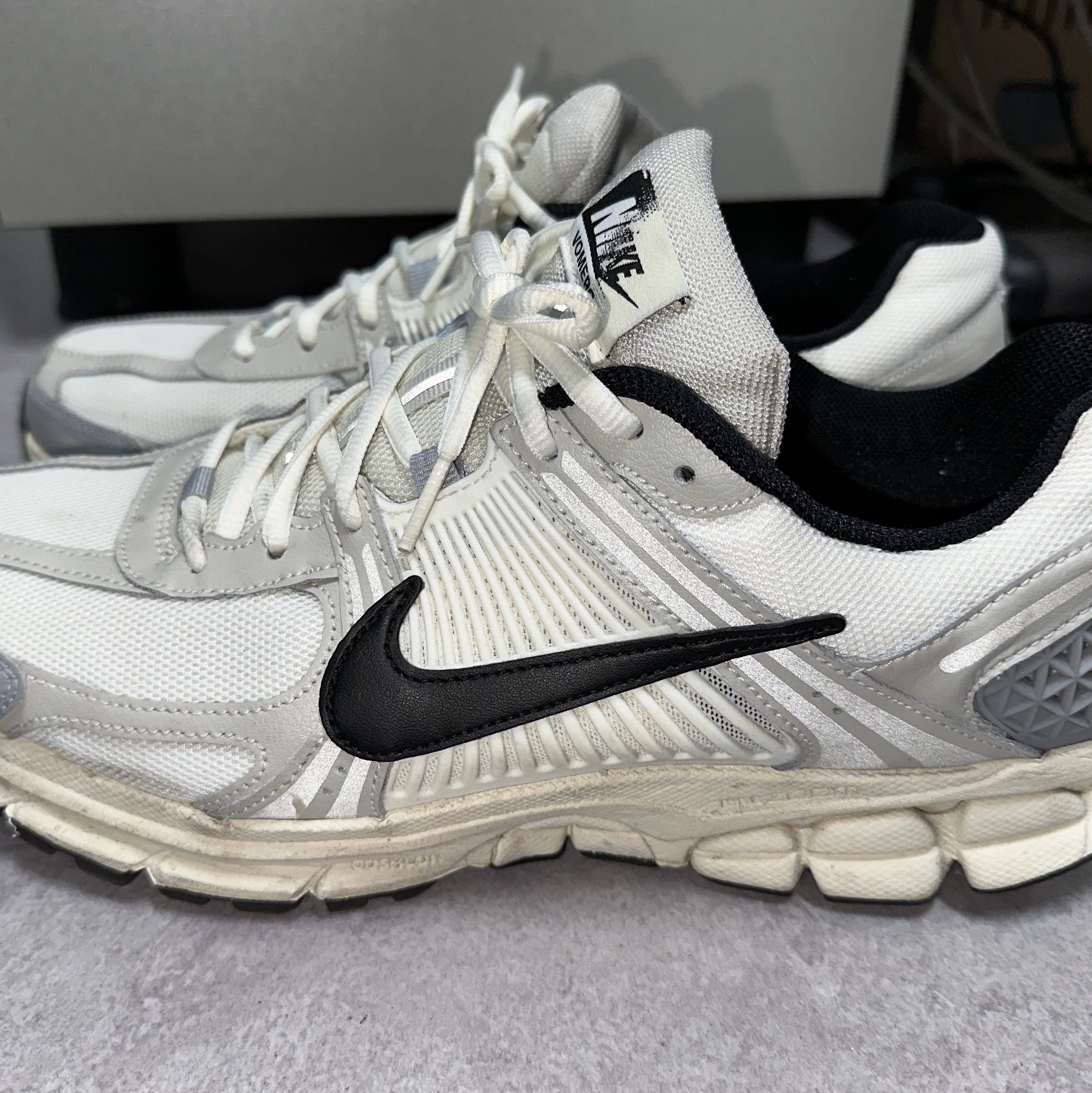 (W) Nike Zoom Vomero 5 Wolf Grey and Black 착용 스타일