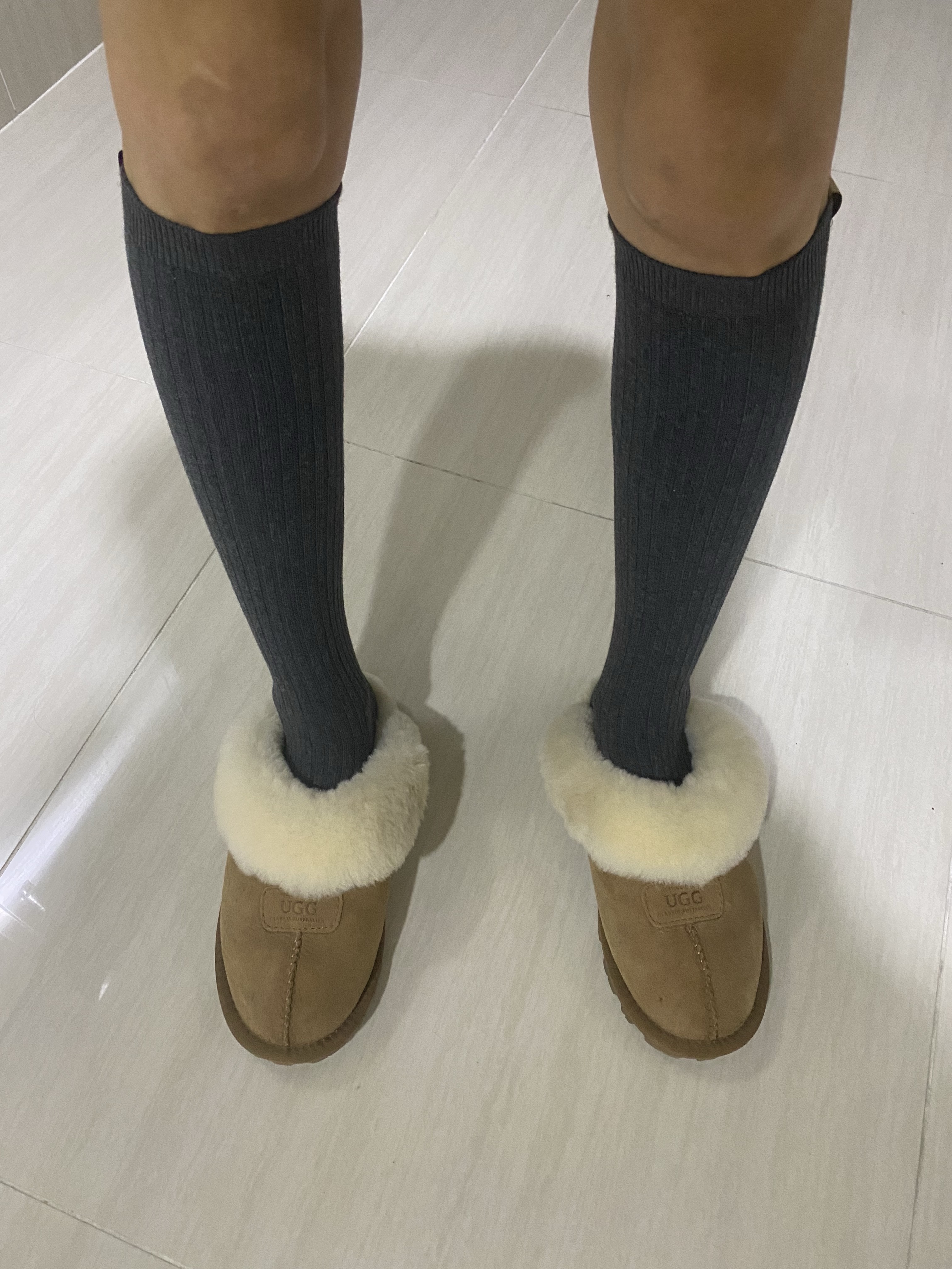 (W) UGG Coquette Slipper Chestnut 착용 스타일 - 1
