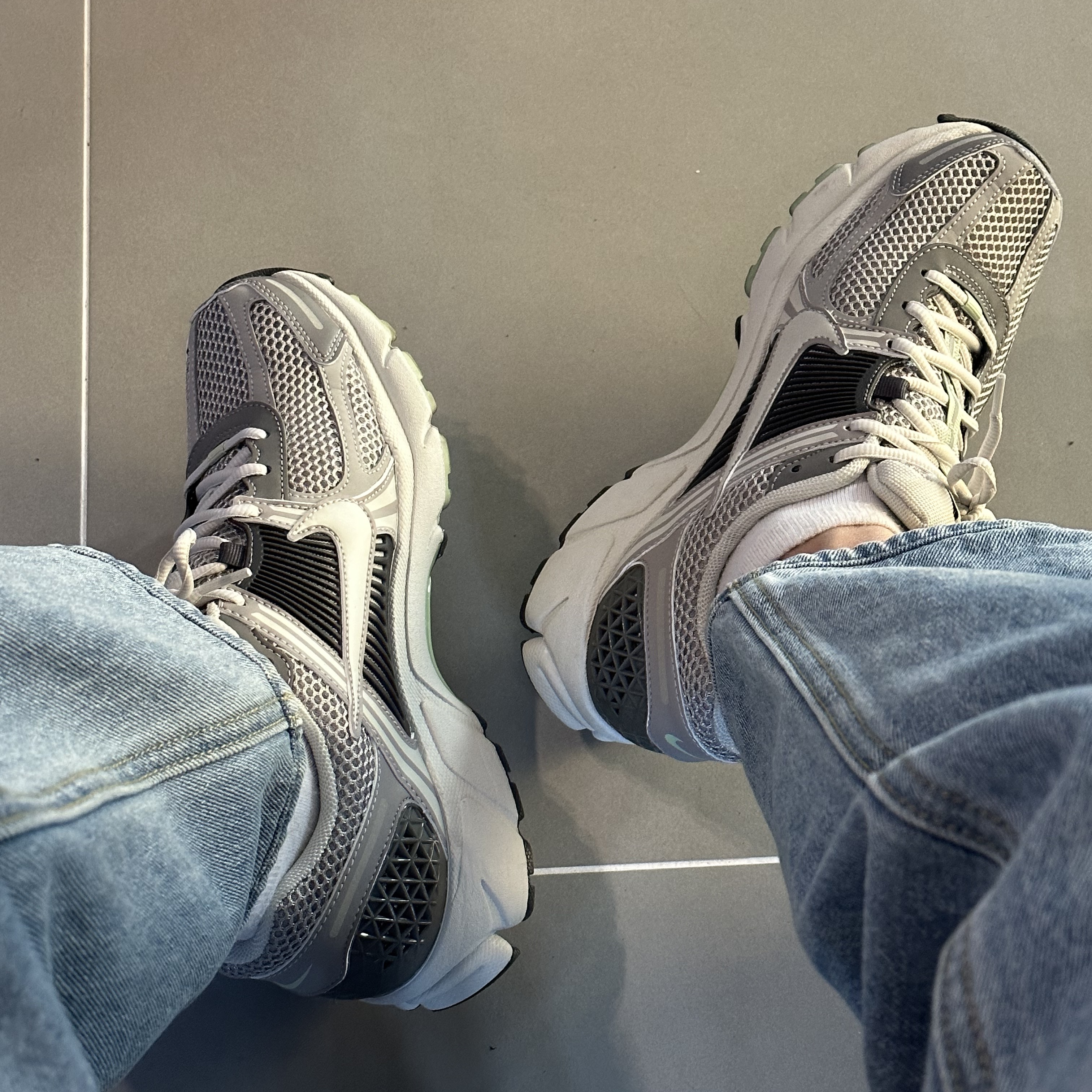 (W) Nike Zoom Vomero 5 Cobblestone and Flat Pewter 착용 스타일