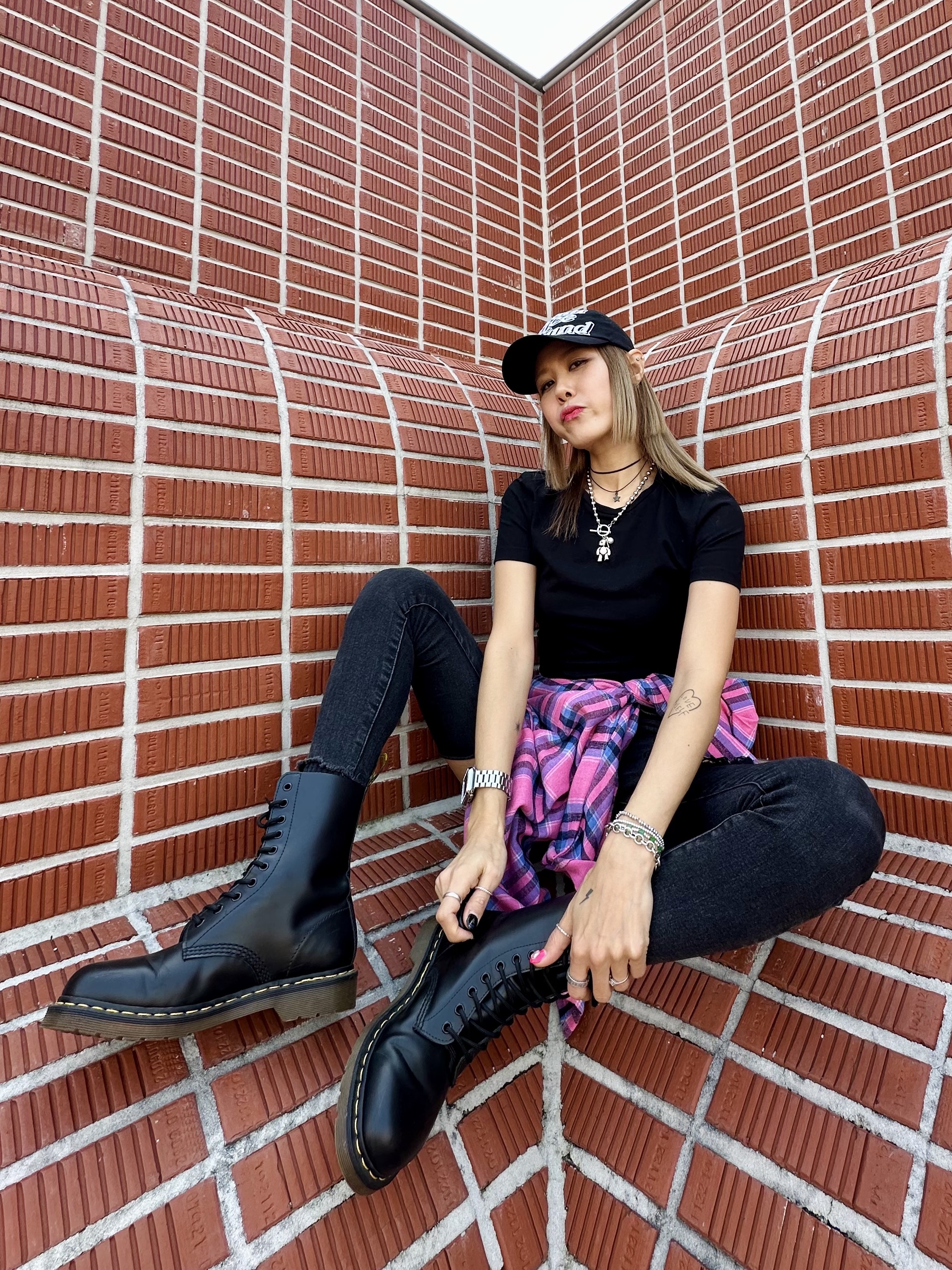 (W) Dr. Martens 1490 Virginia Black 착용 스타일 - 1