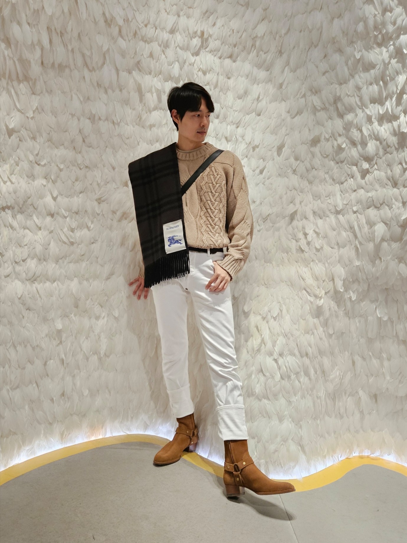 Saint Laurent Wyatt Harness Boots in Suede Nut 착용 스타일 - 5