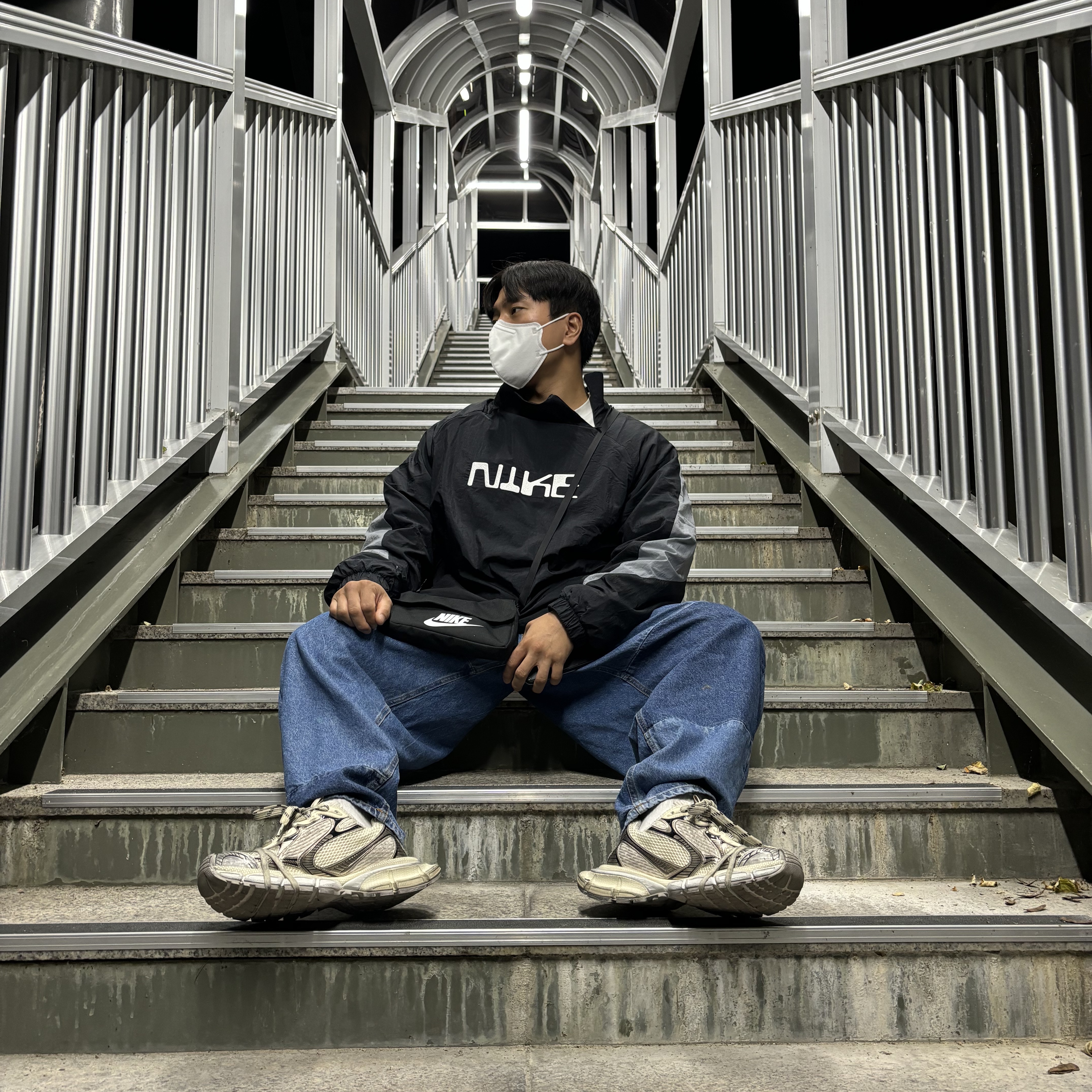 Balenciaga 3XL Sneakers Beige, Zara x Ader Error Barrel Leg Jeans Blue 착용 스타일 - 1