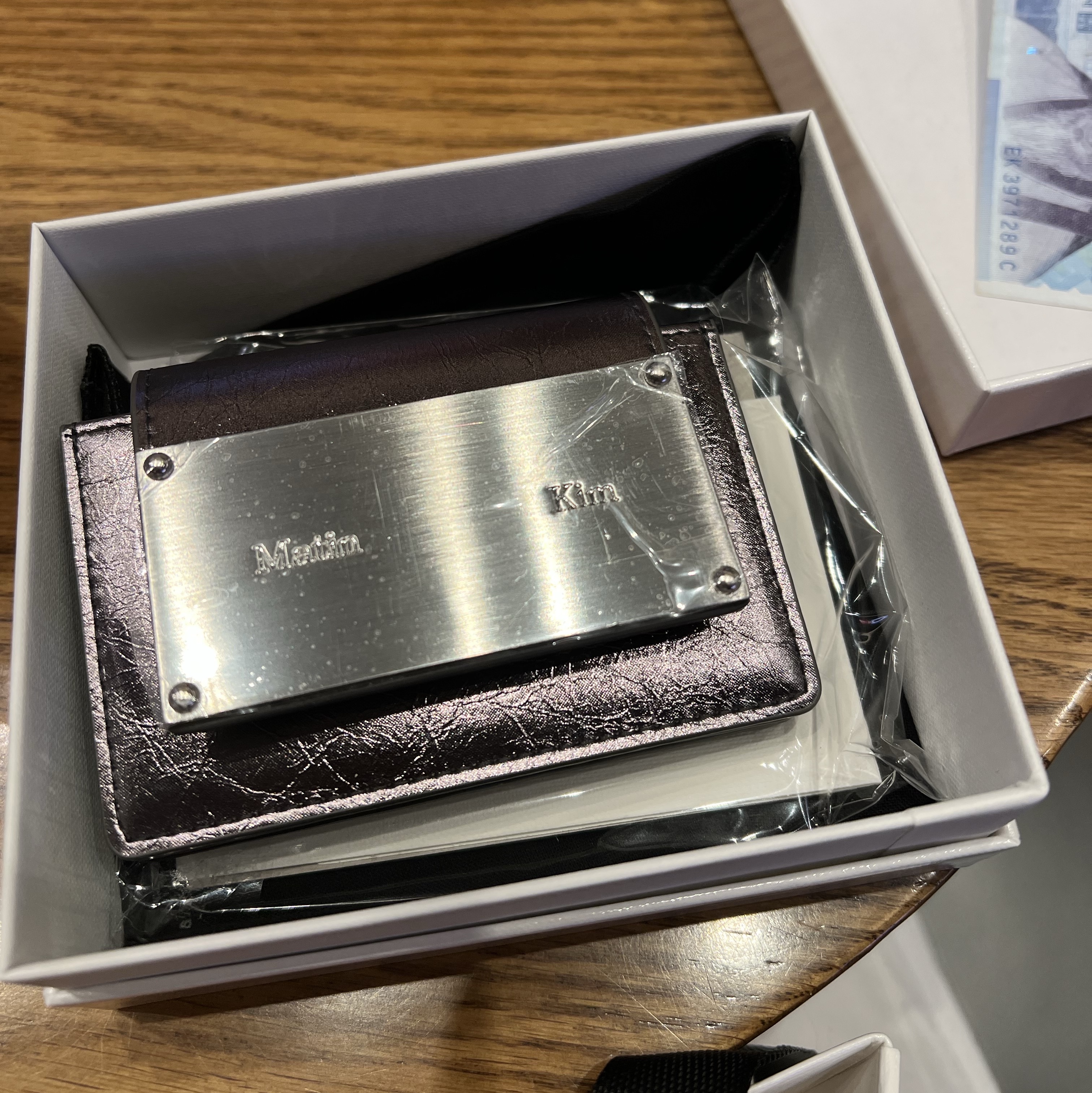 Matin Kim Accordion Wallet Black 착용 스타일