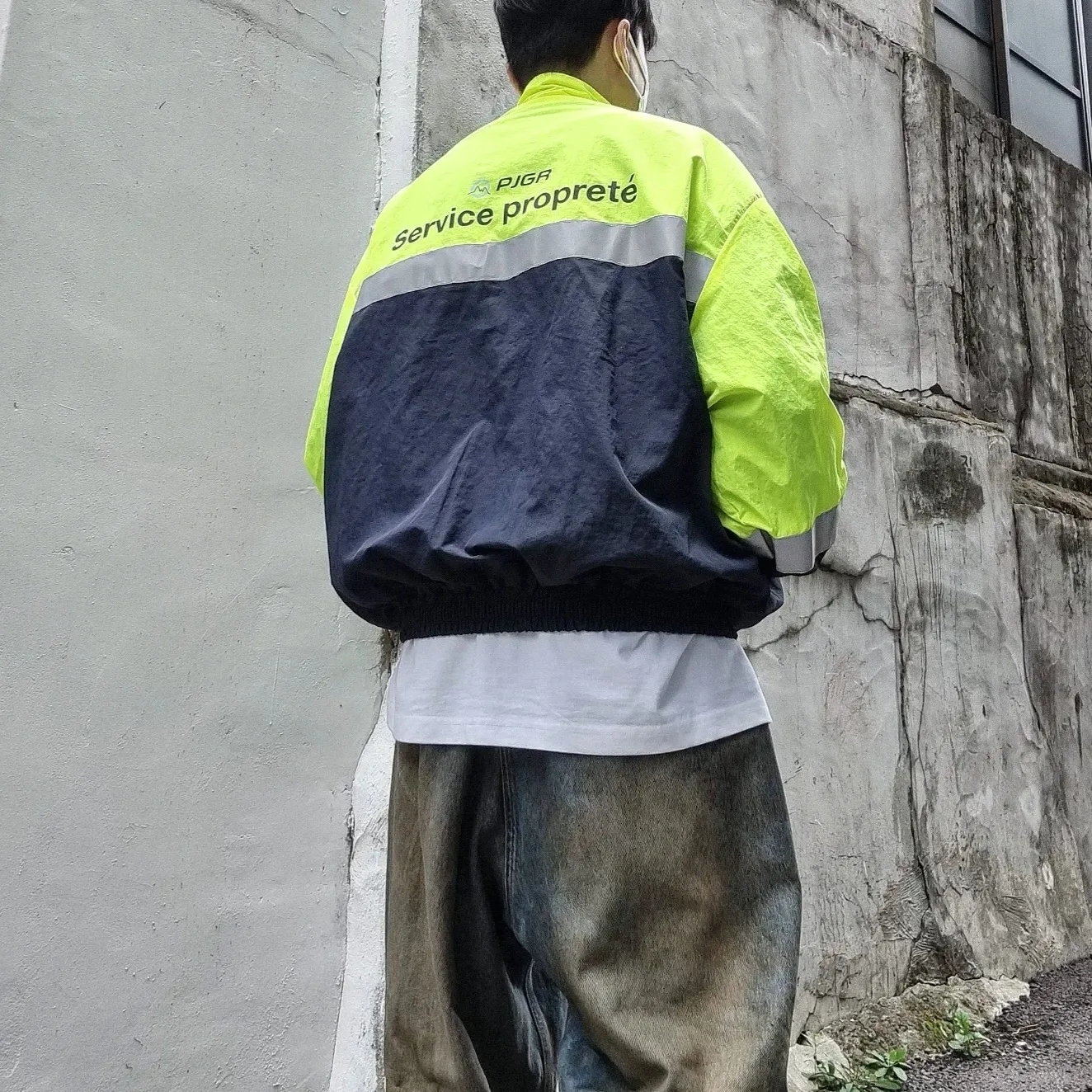 Project G/R Service Proprete Track Jacket Neon, Project G/R Coated Backward Denim Pants Blue 착용 스타일 - 2
