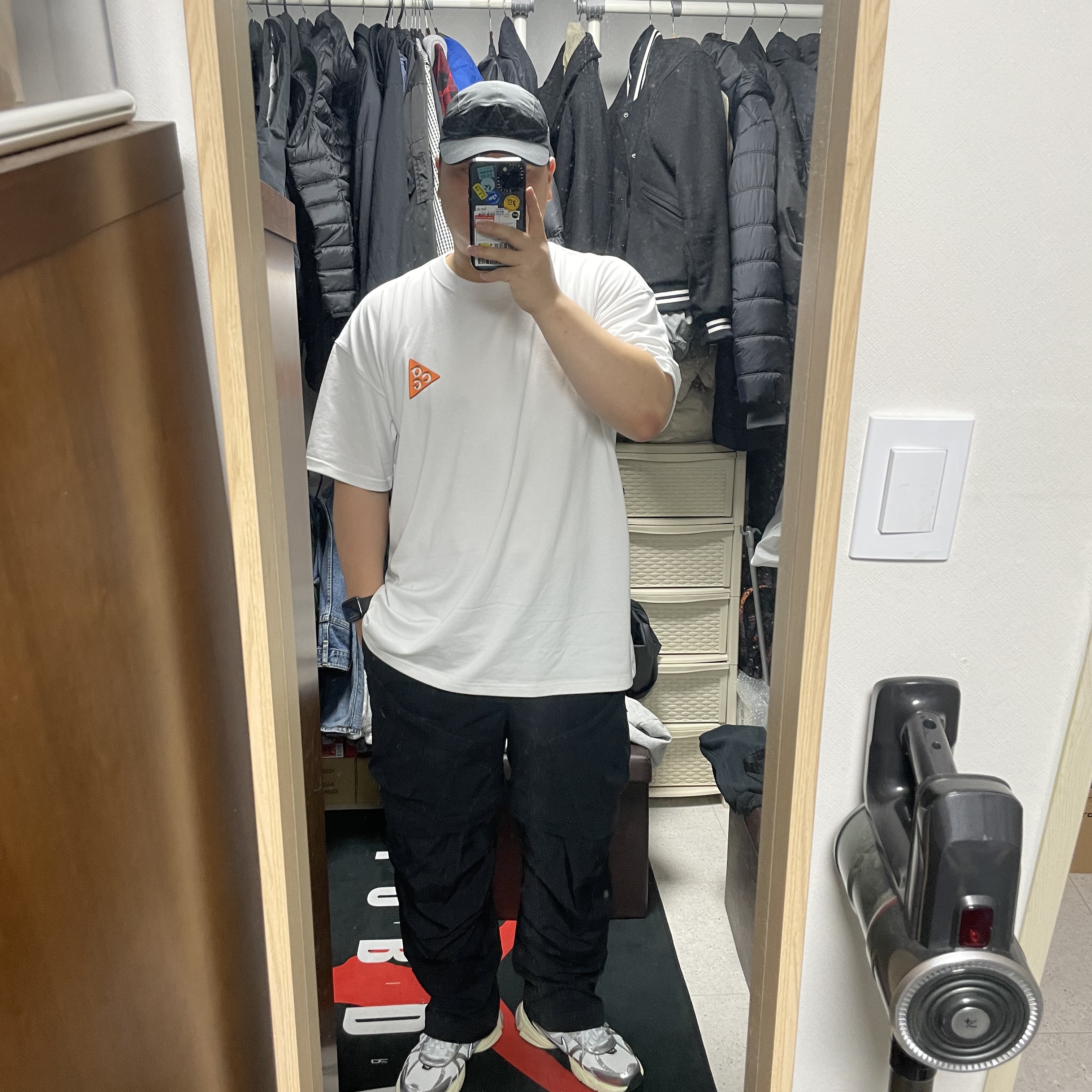 Nike ACG Smith Summit Cargo Pants Black - Asia, Nike V2K Run Summit White Metallic Silver 착용 스타일